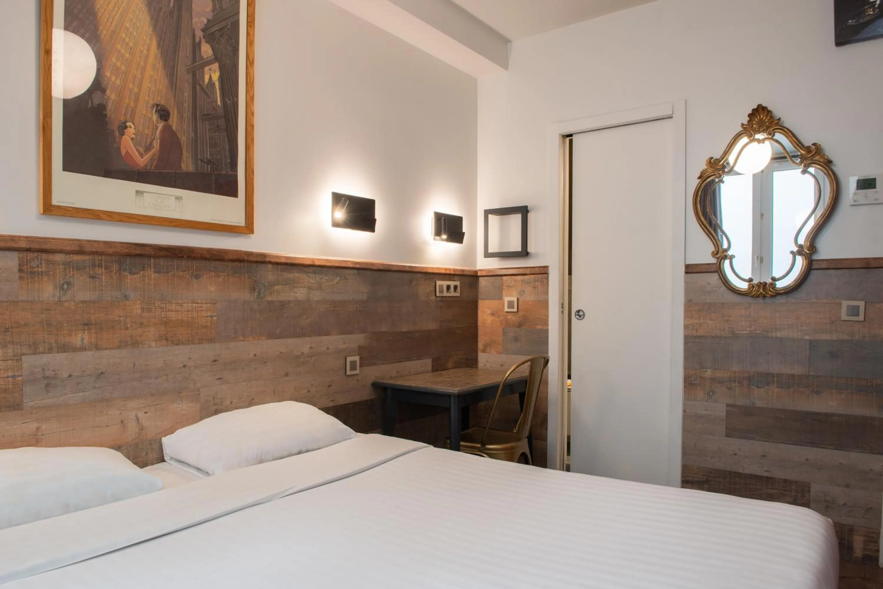 Bed in Hôtel de Roubaix