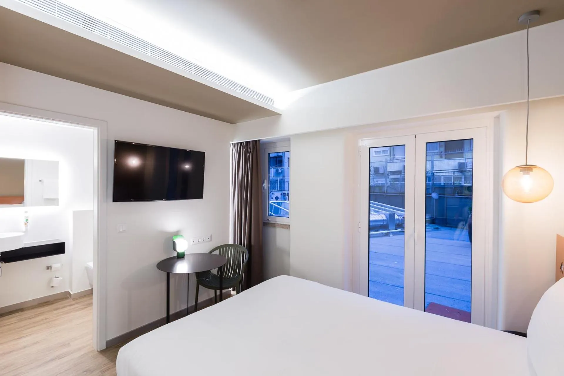 Bathroom, Bed in Ibis Styles Lisboa Centro Marquês de Pombal