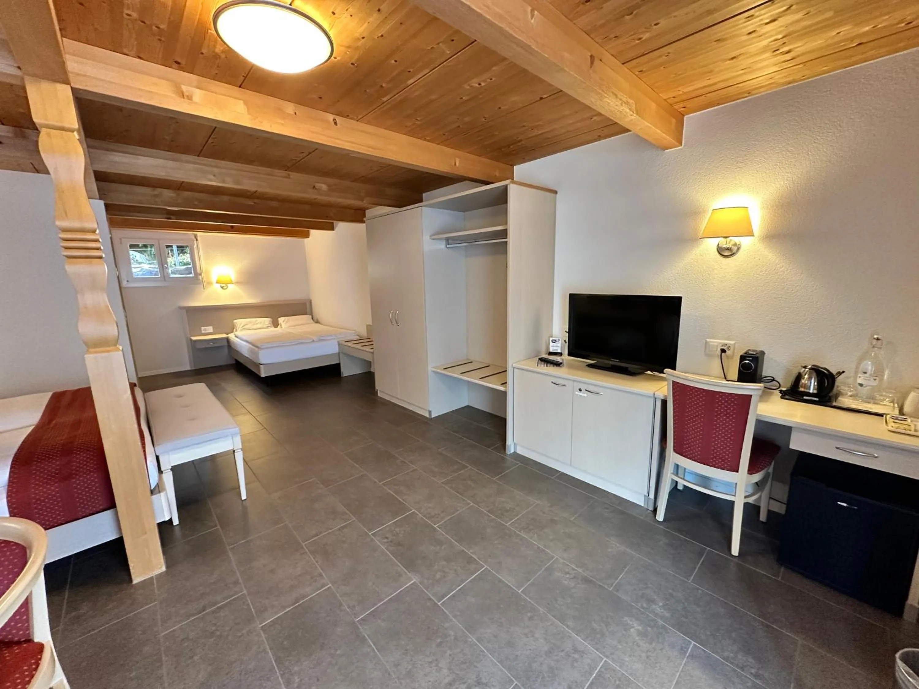 TV and multimedia, Bed in Chalet Gafri -Boutique B&B - comfort and hospitality - near Interlaken