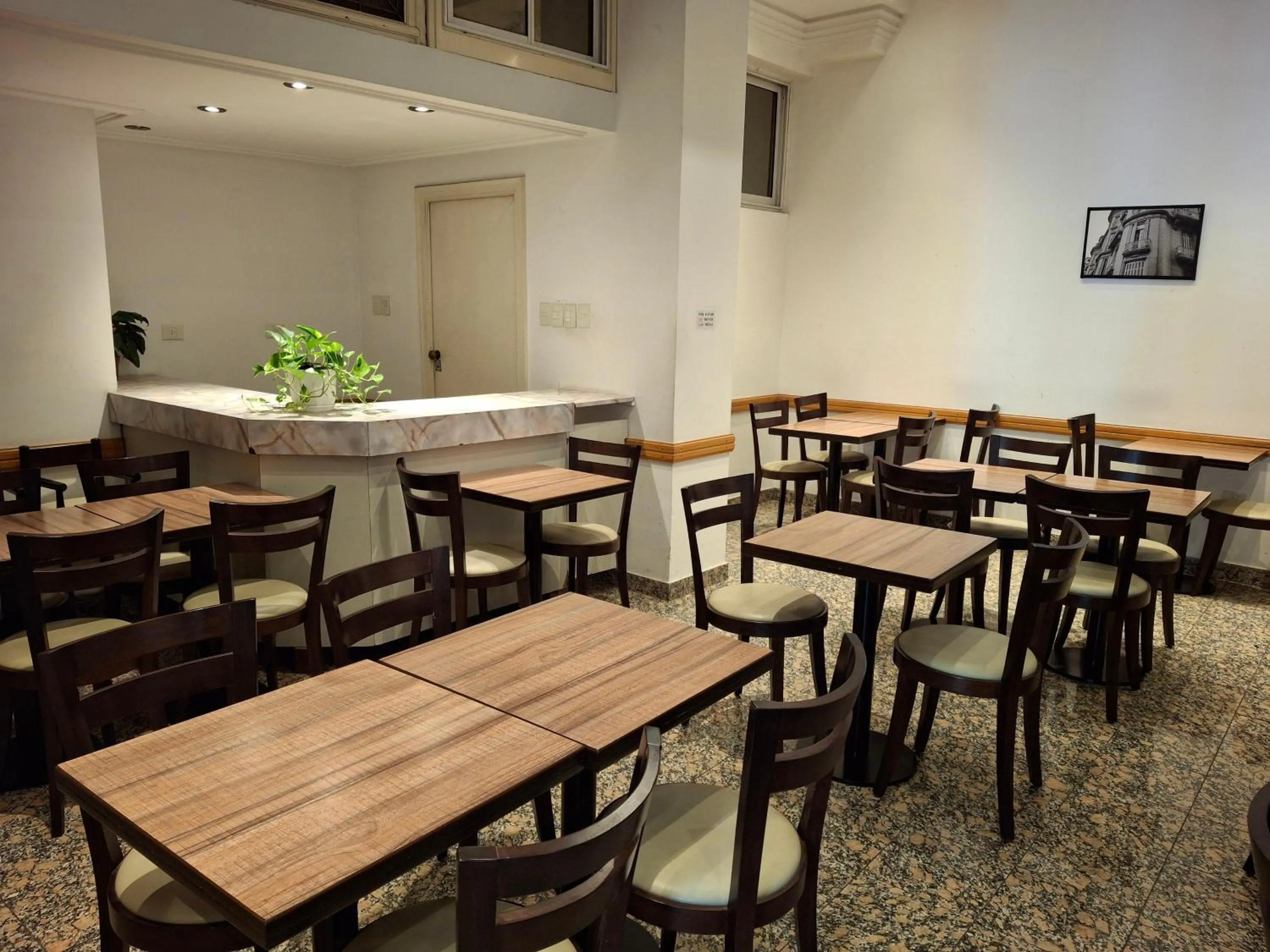 Restaurant/places to eat in Novel Hotel