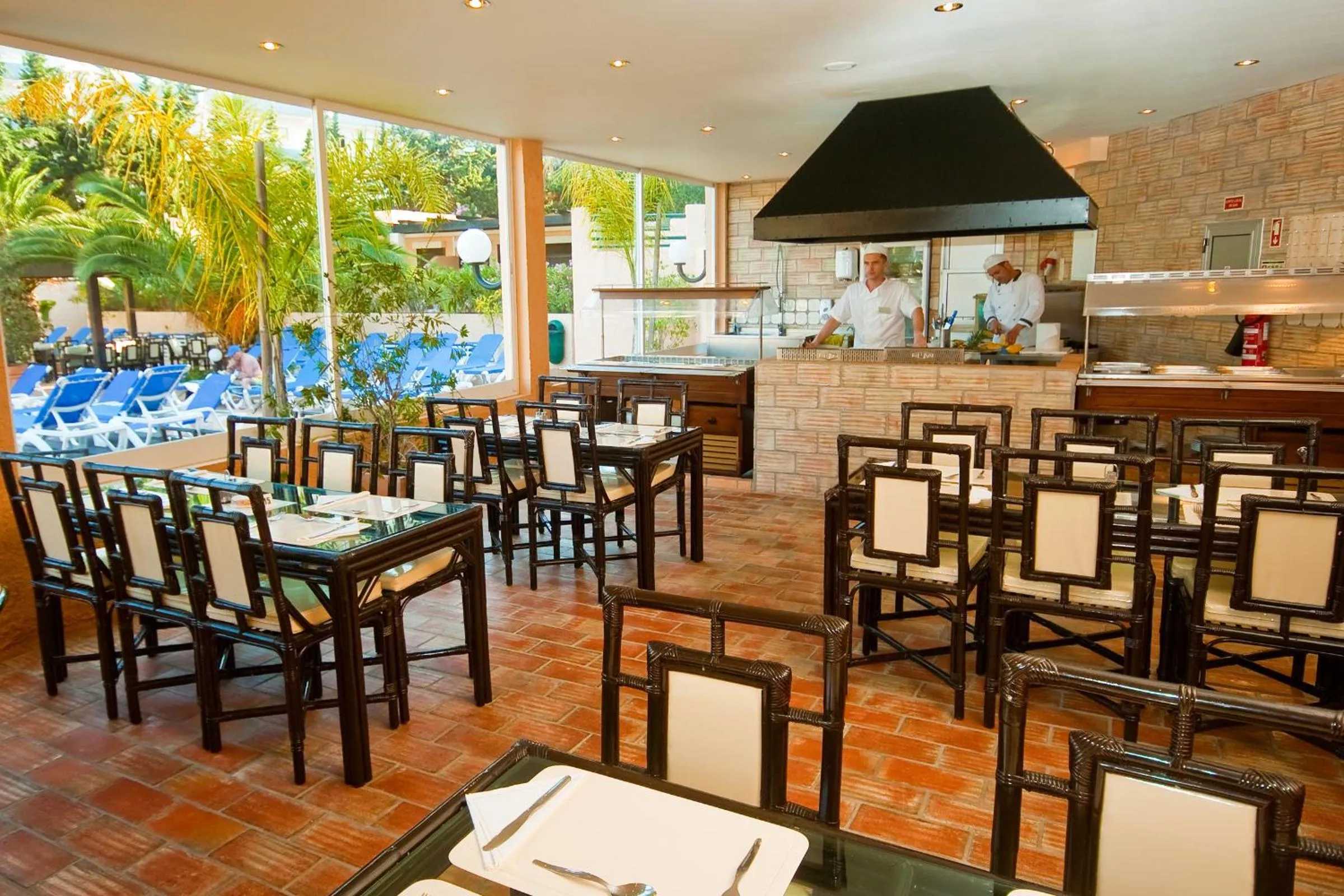 Restaurant/places to eat in Apartamentos da Balaia