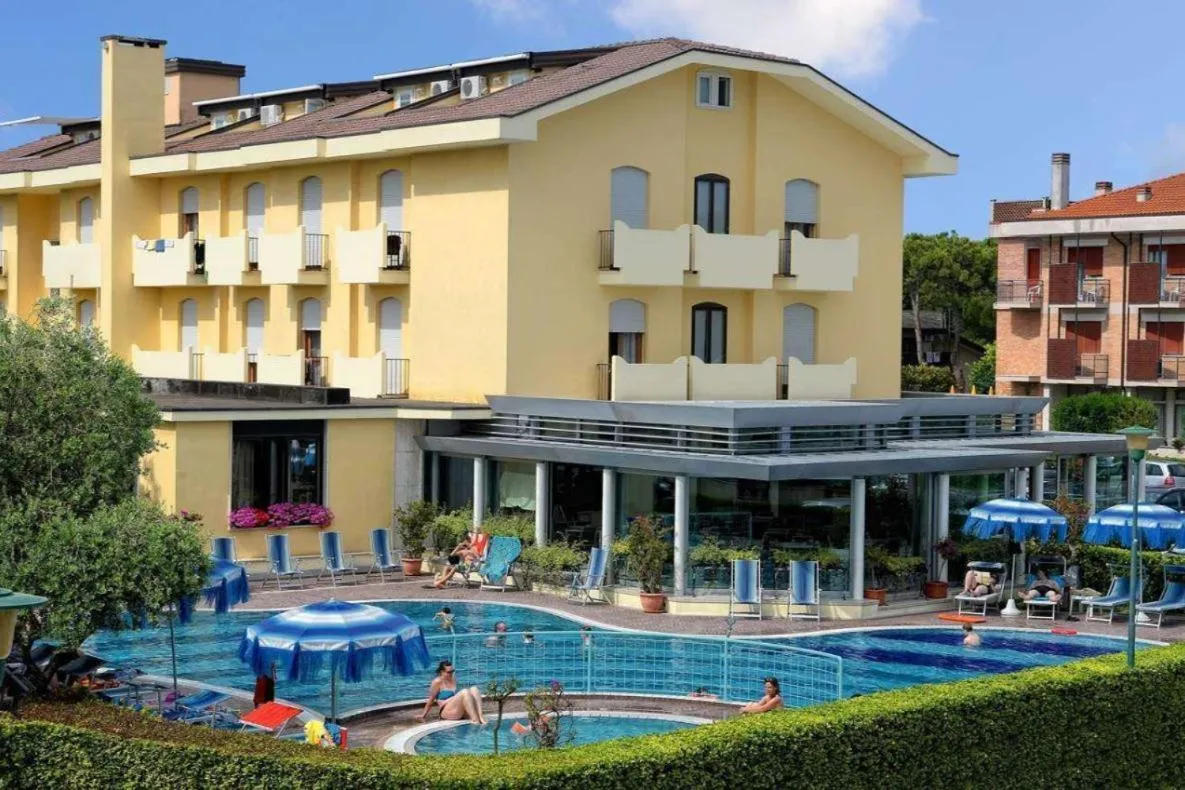 Swimming pool in Junior Family Hotel