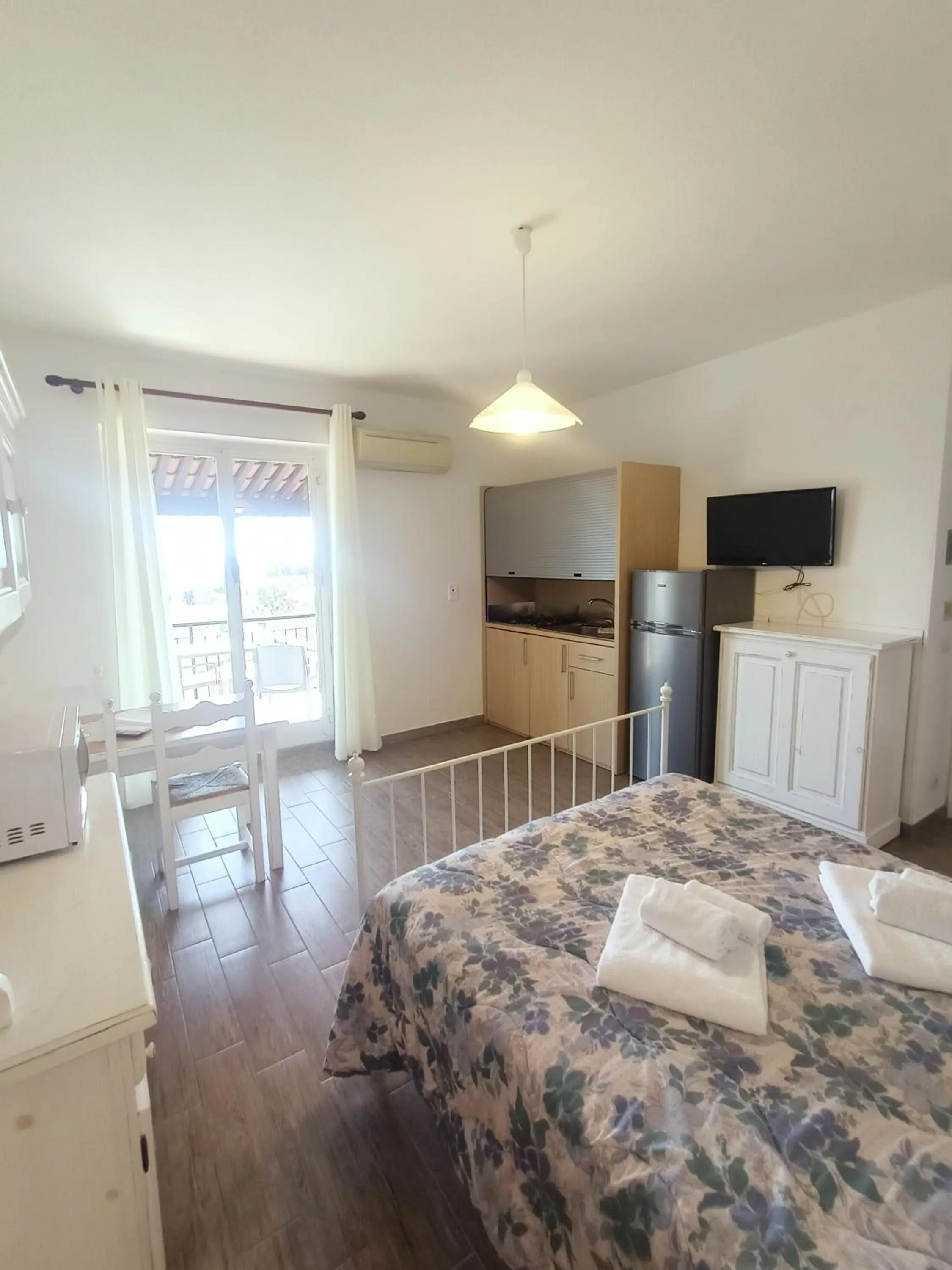 Photo of the whole room, Bed in Residence La Meridiana