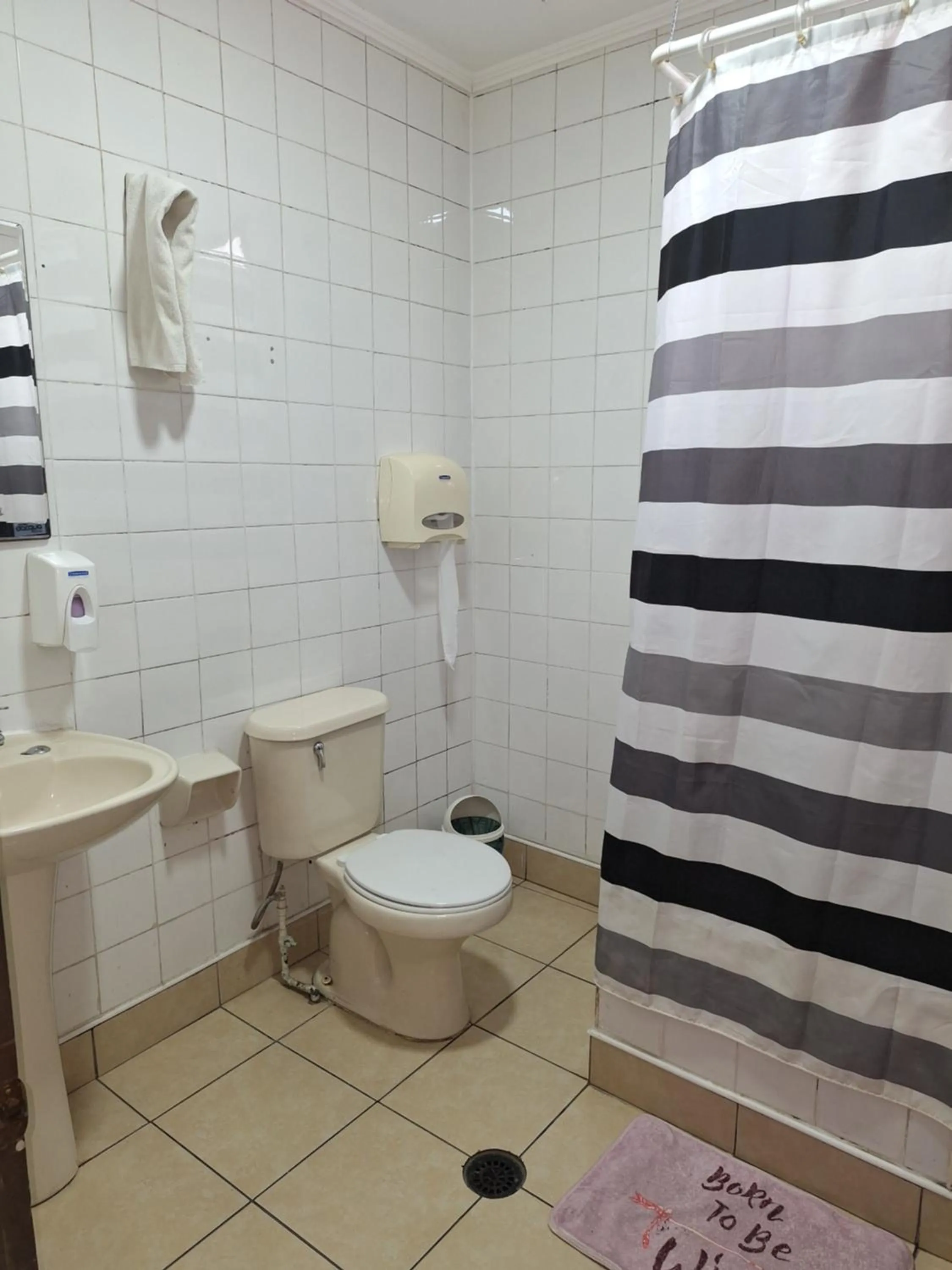 Shower in Hostal Residencia Blest Gana