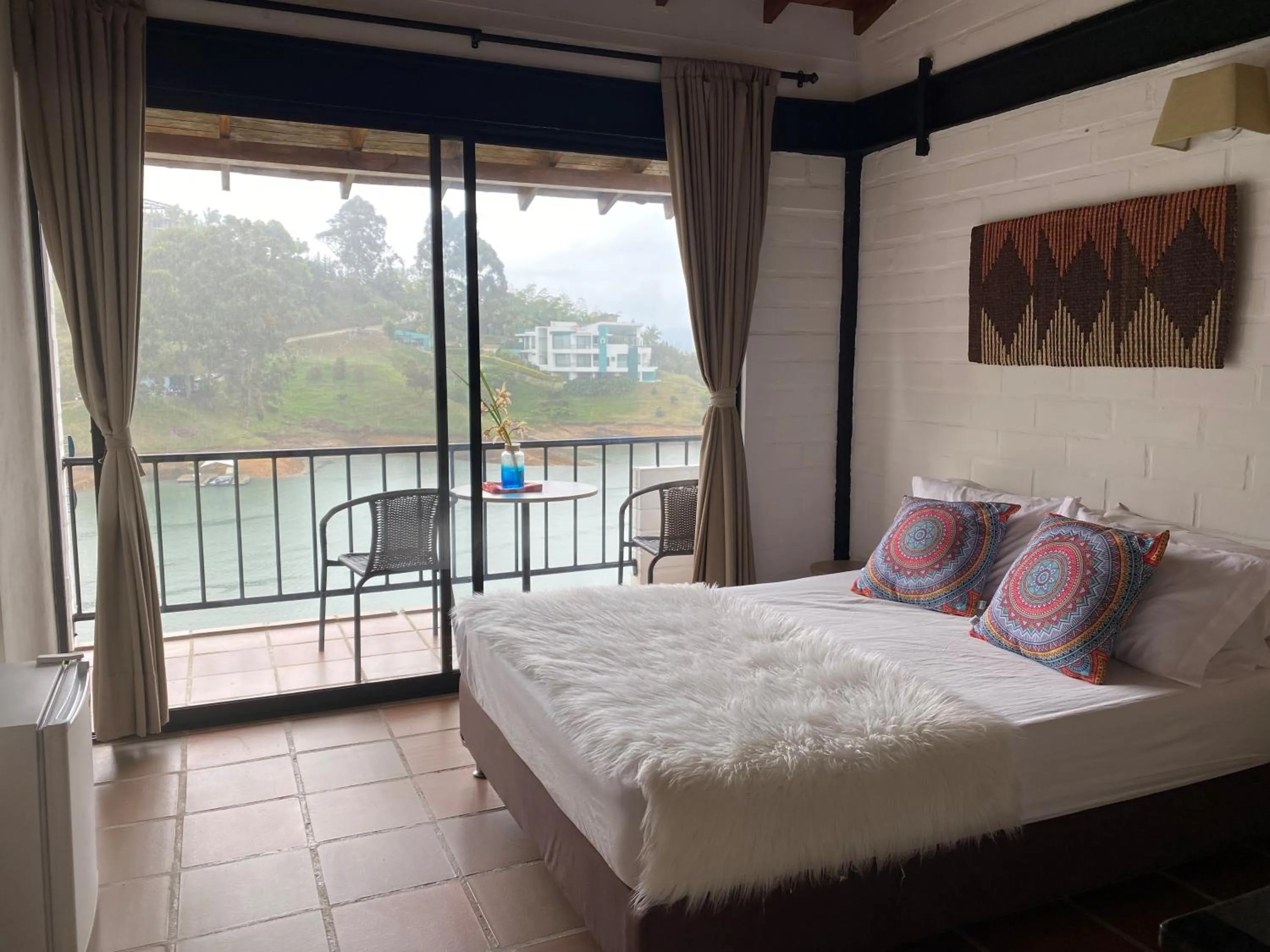 Lake view, Bed in Ecolodge Bahia del Peñón