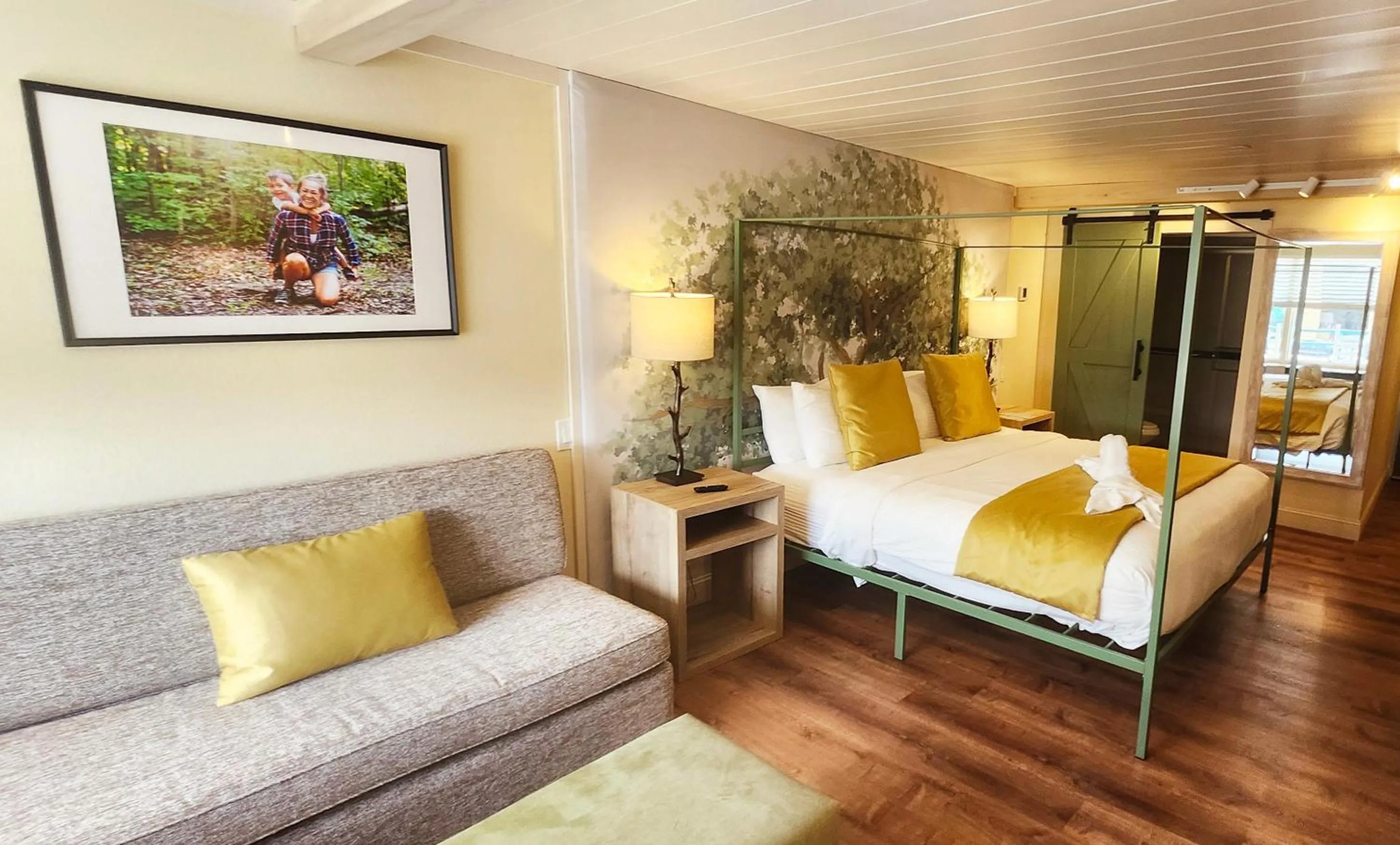 Seating area, Bed in Arbors at Island Landing Hotel & Suites