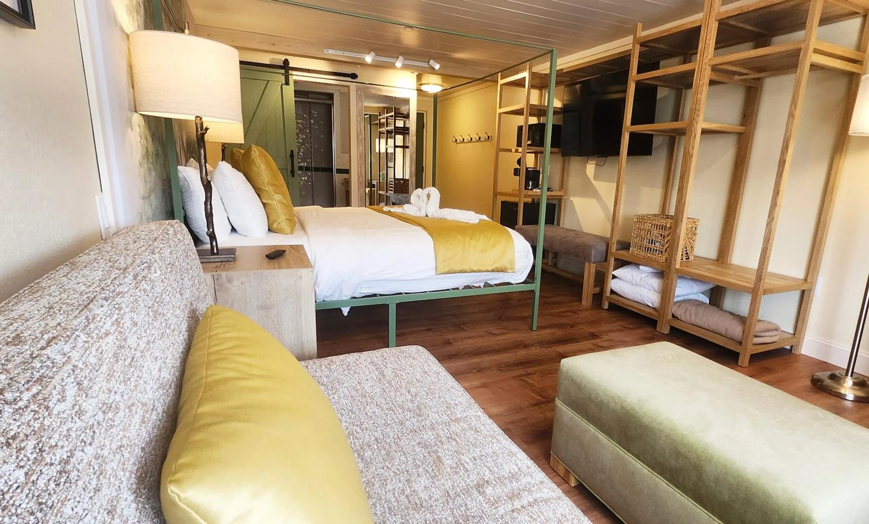 Photo of the whole room, Bed in Arbors at Island Landing Hotel & Suites