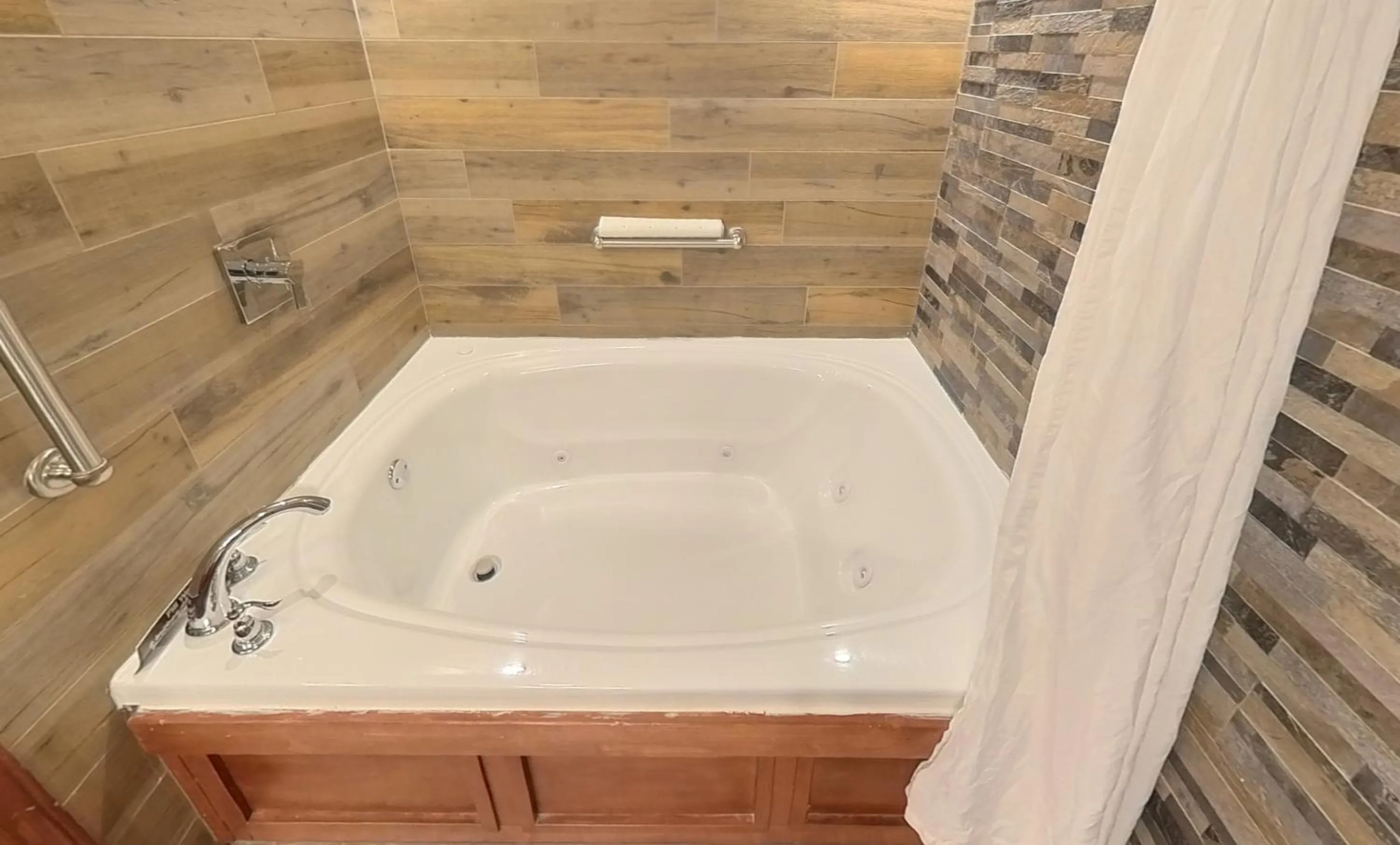 Hot Tub in Arbors at Island Landing Hotel & Suites