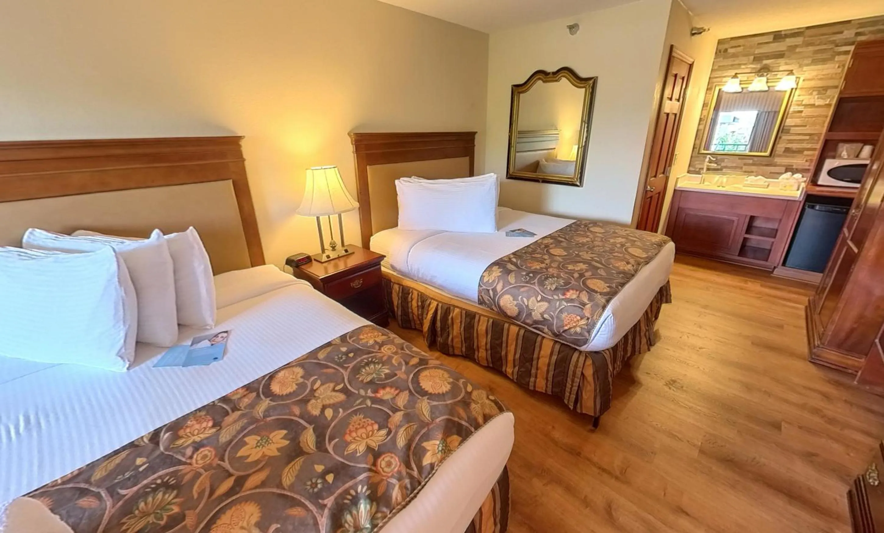 Bedroom, Bed in Arbors at Island Landing Hotel & Suites