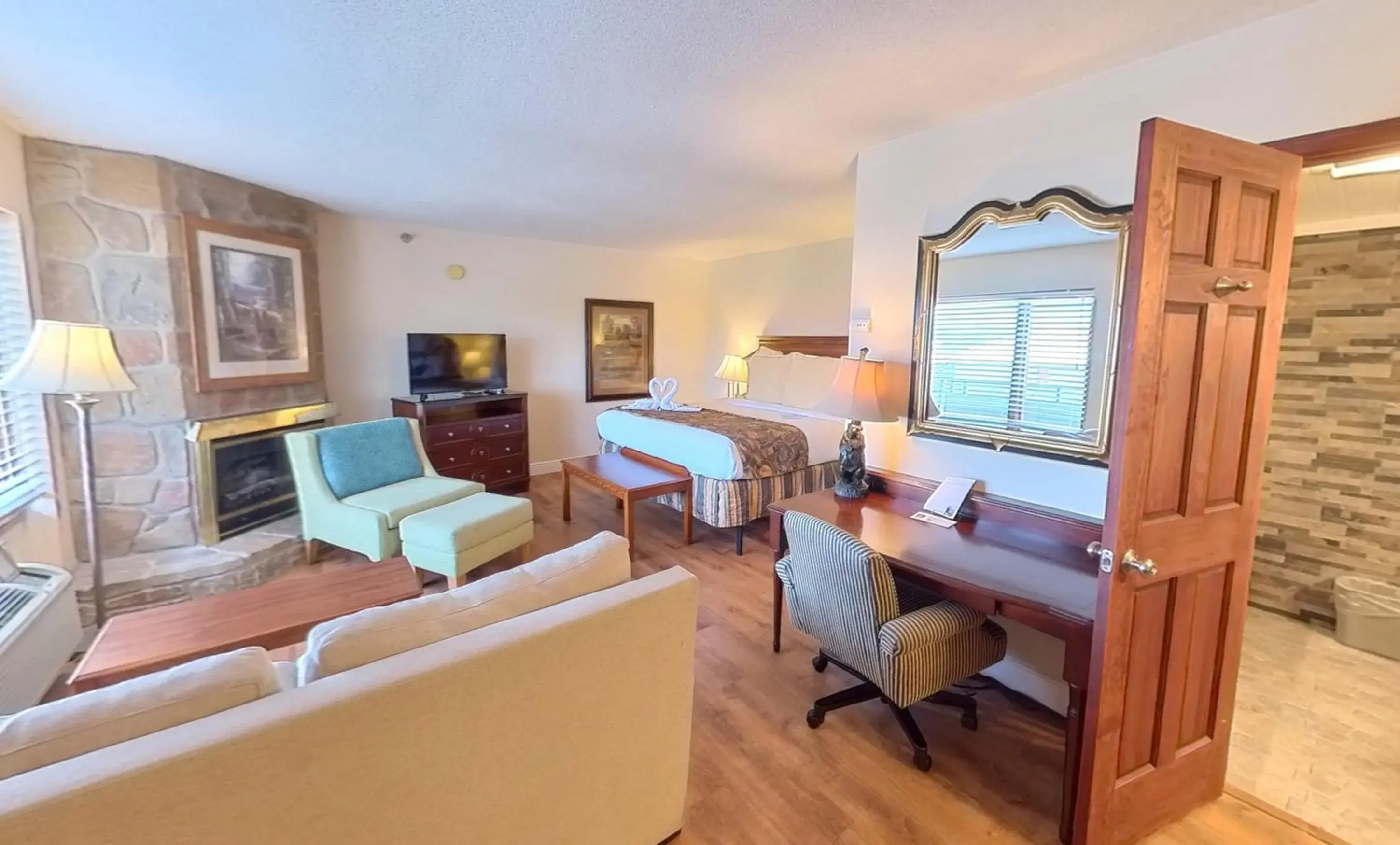 Superior Jr Suite Mountain View with King Bed, Twin Sofa Bed, Fireplace, Jacuzzi in Arbors at Island Landing Hotel & Suites Superior Jr Suite Mountain View with King Bed, Twin Sofa Bed, Fireplace, Jacuzzi in Arbors at Island Landing Hotel & Suites
