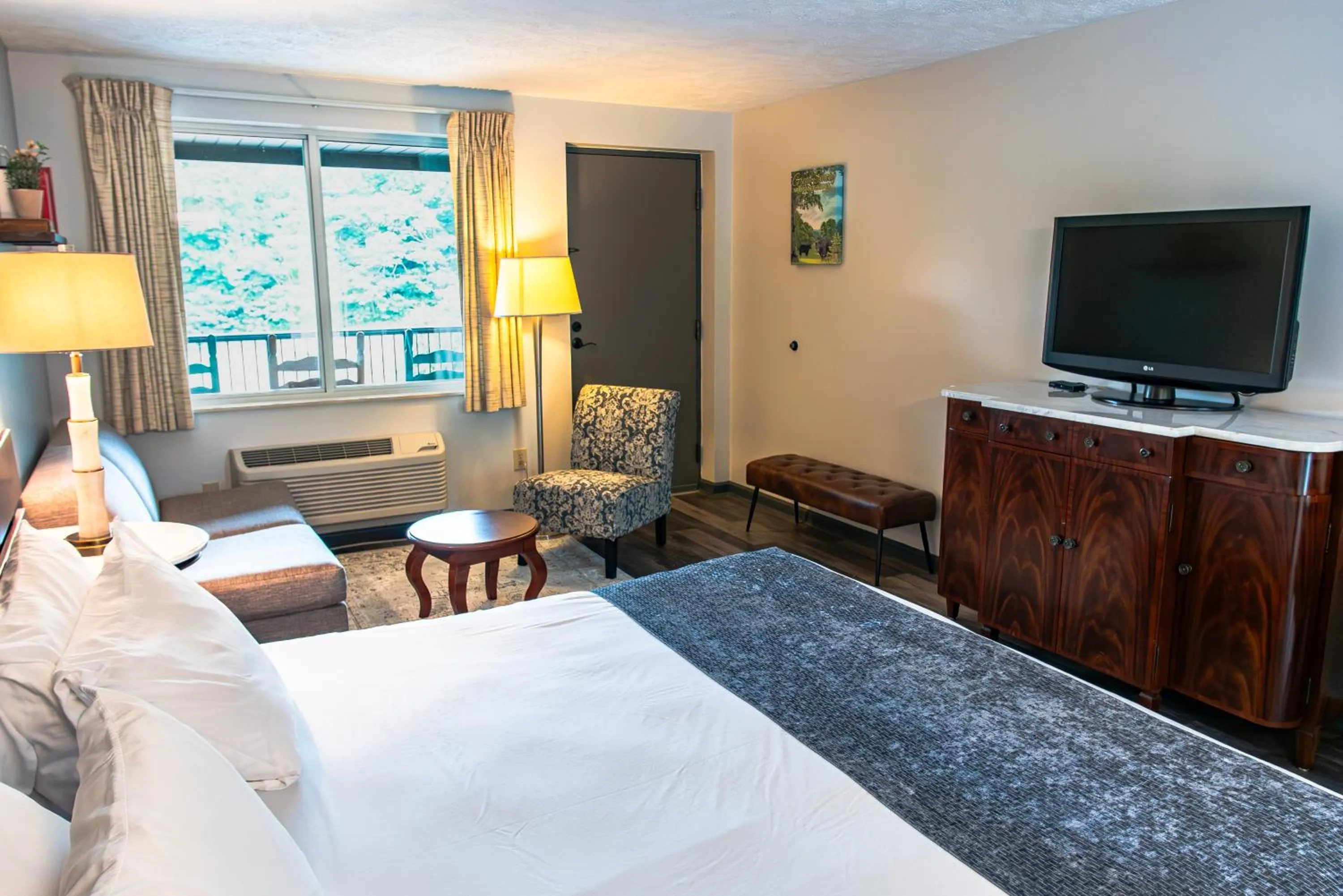 Bed in Townsend River Breeze Inn