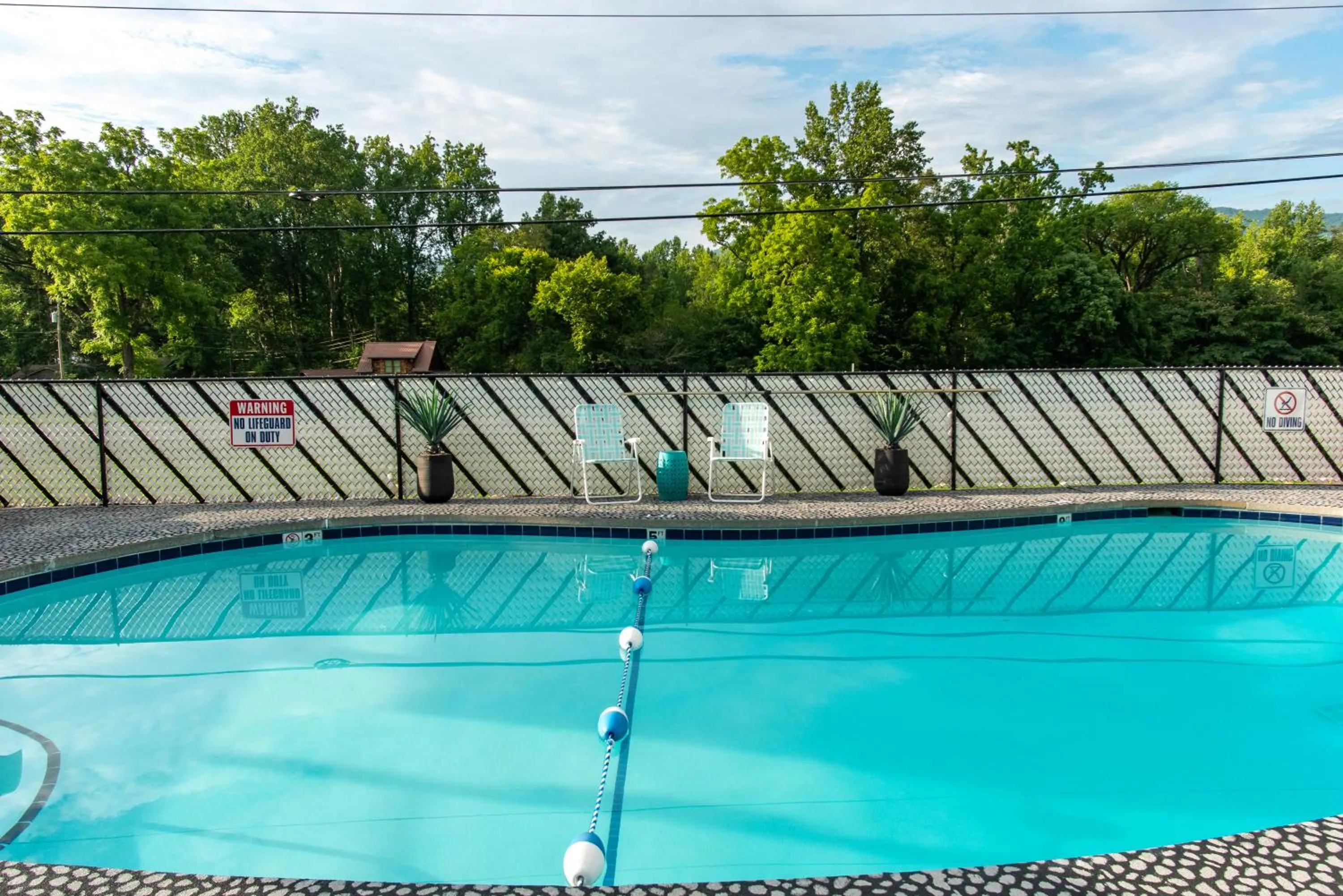 Swimming pool in Townsend River Breeze Inn