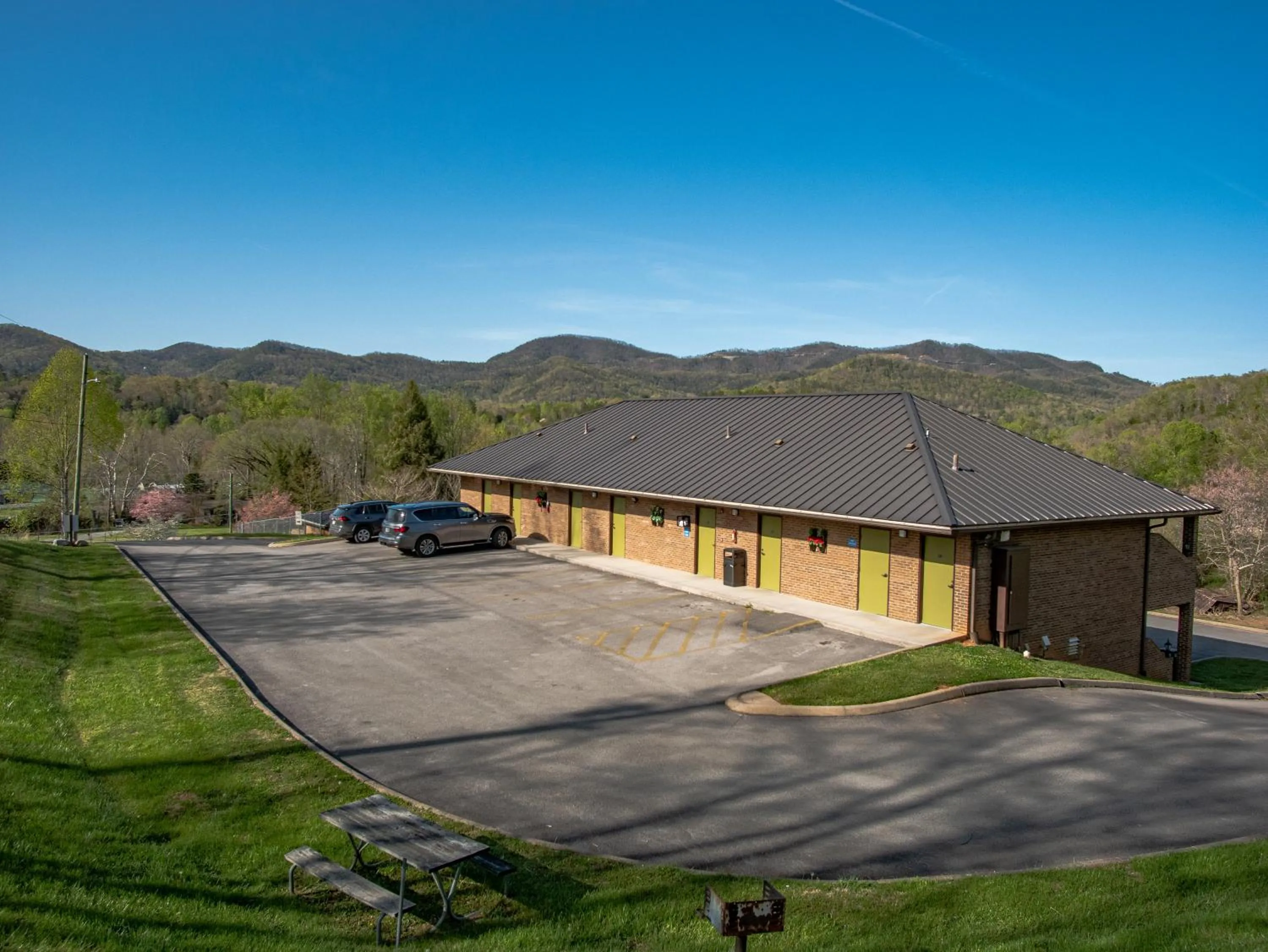 Property building in Townsend River Breeze Inn