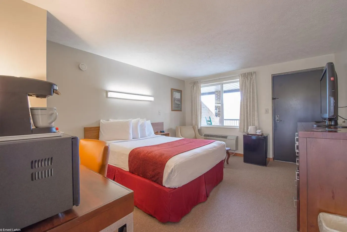 Photo of the whole room, Bed in Townsend River Breeze Inn