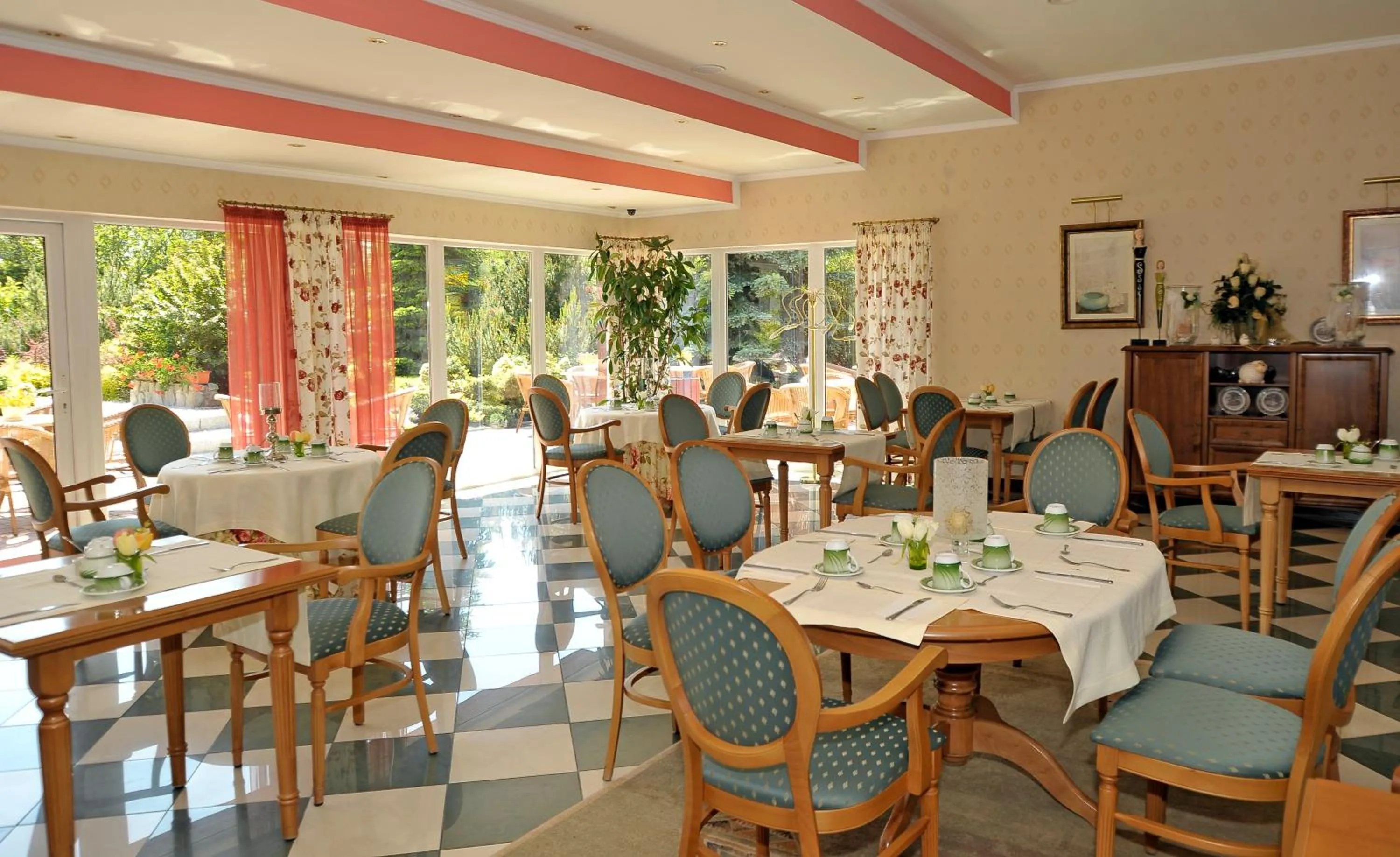 Restaurant/places to eat in Kormoran Medispa