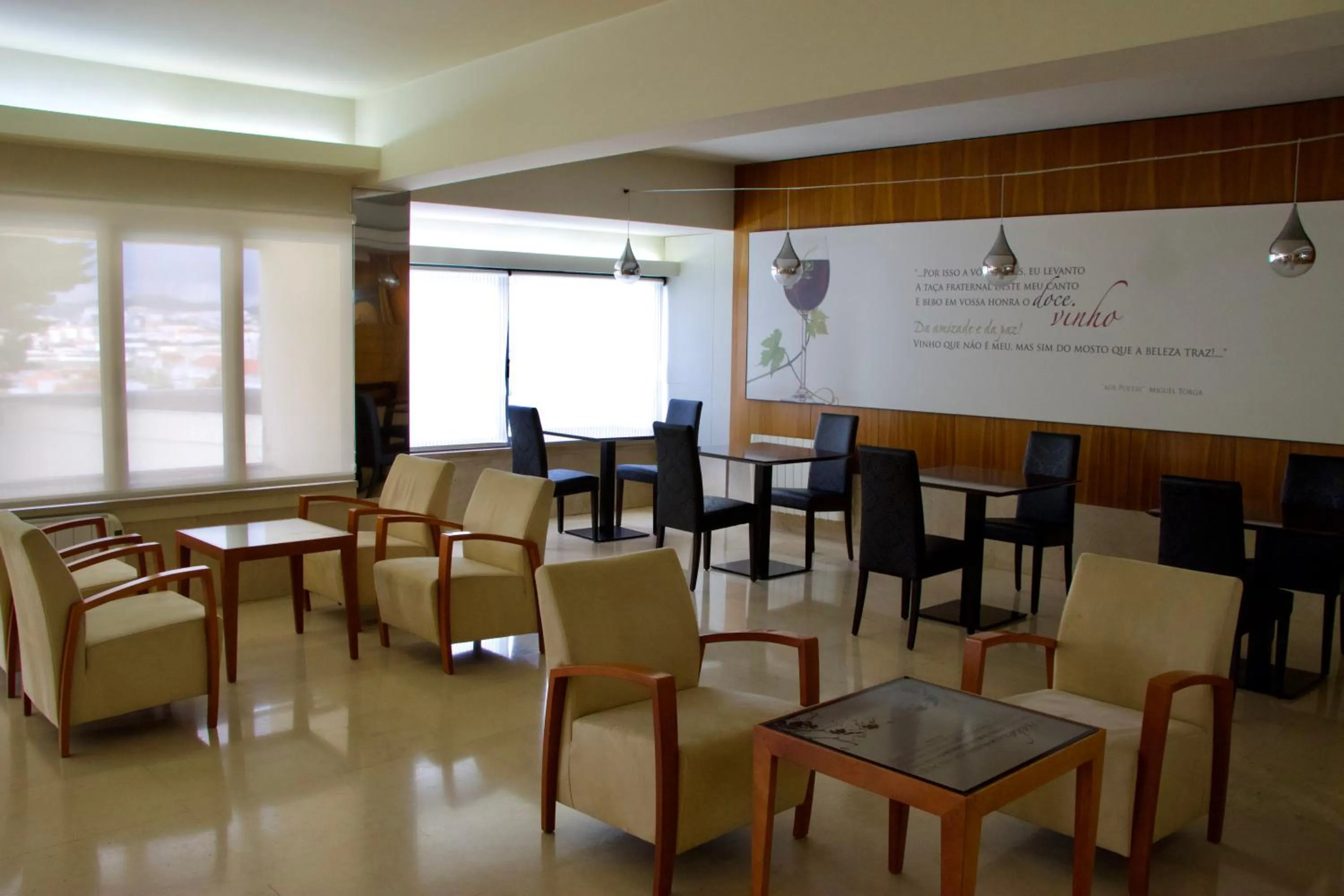 Communal lounge/ TV room in Hotel Eurosol Leiria & Jardim