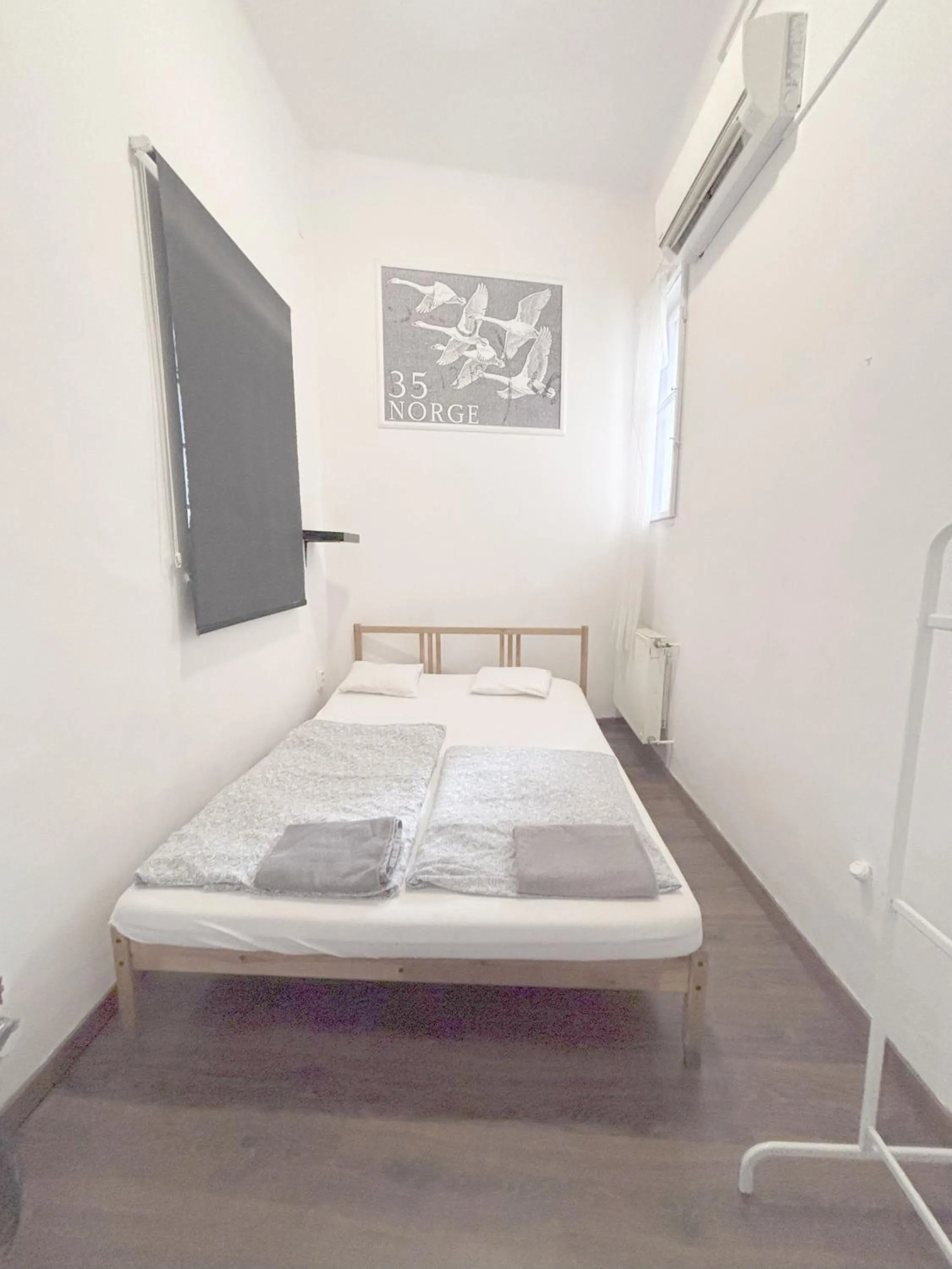 Photo of the whole room, Bed in Artist Guest House