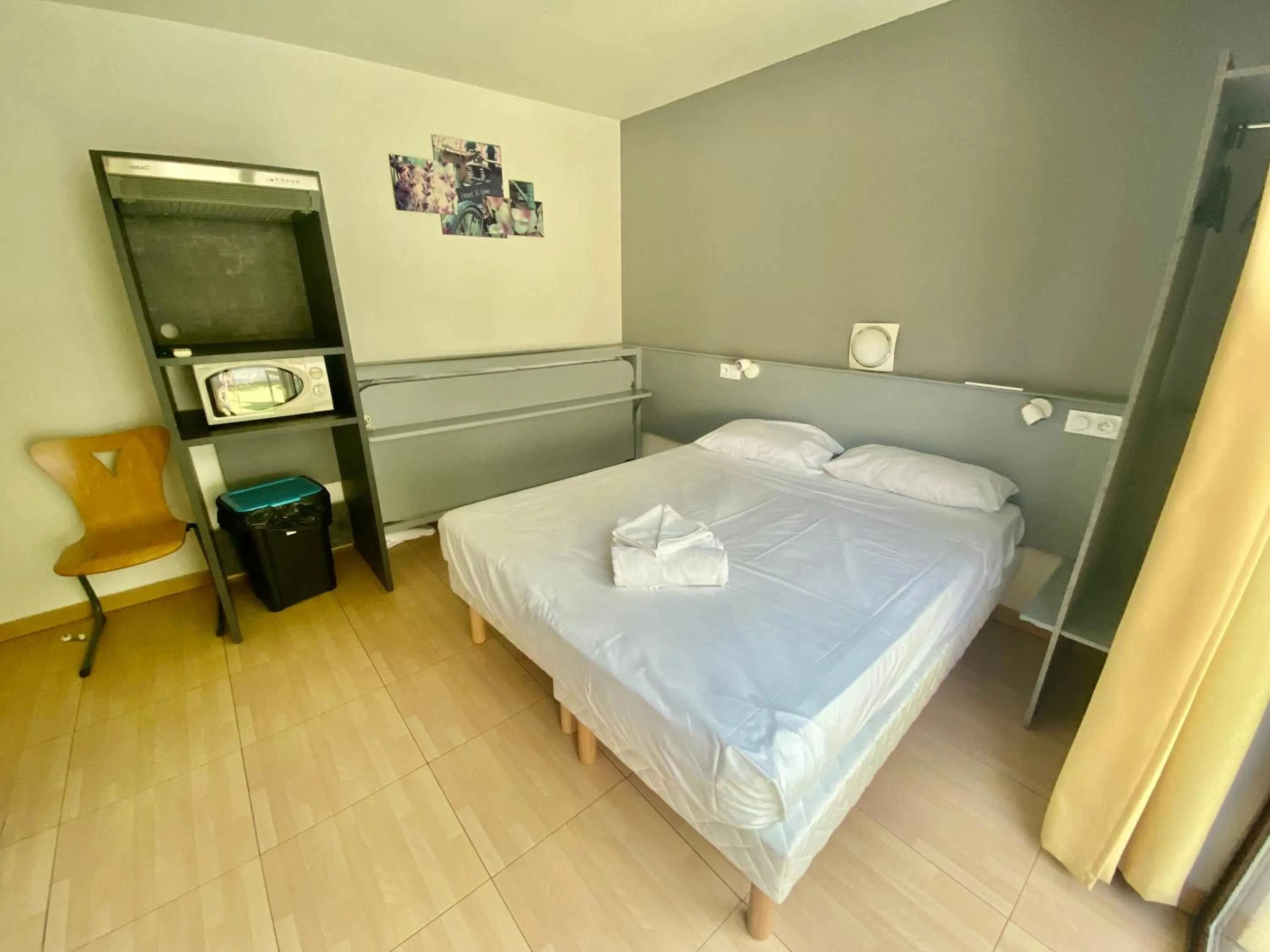 Bedroom, Bed in Hôtel Acajou