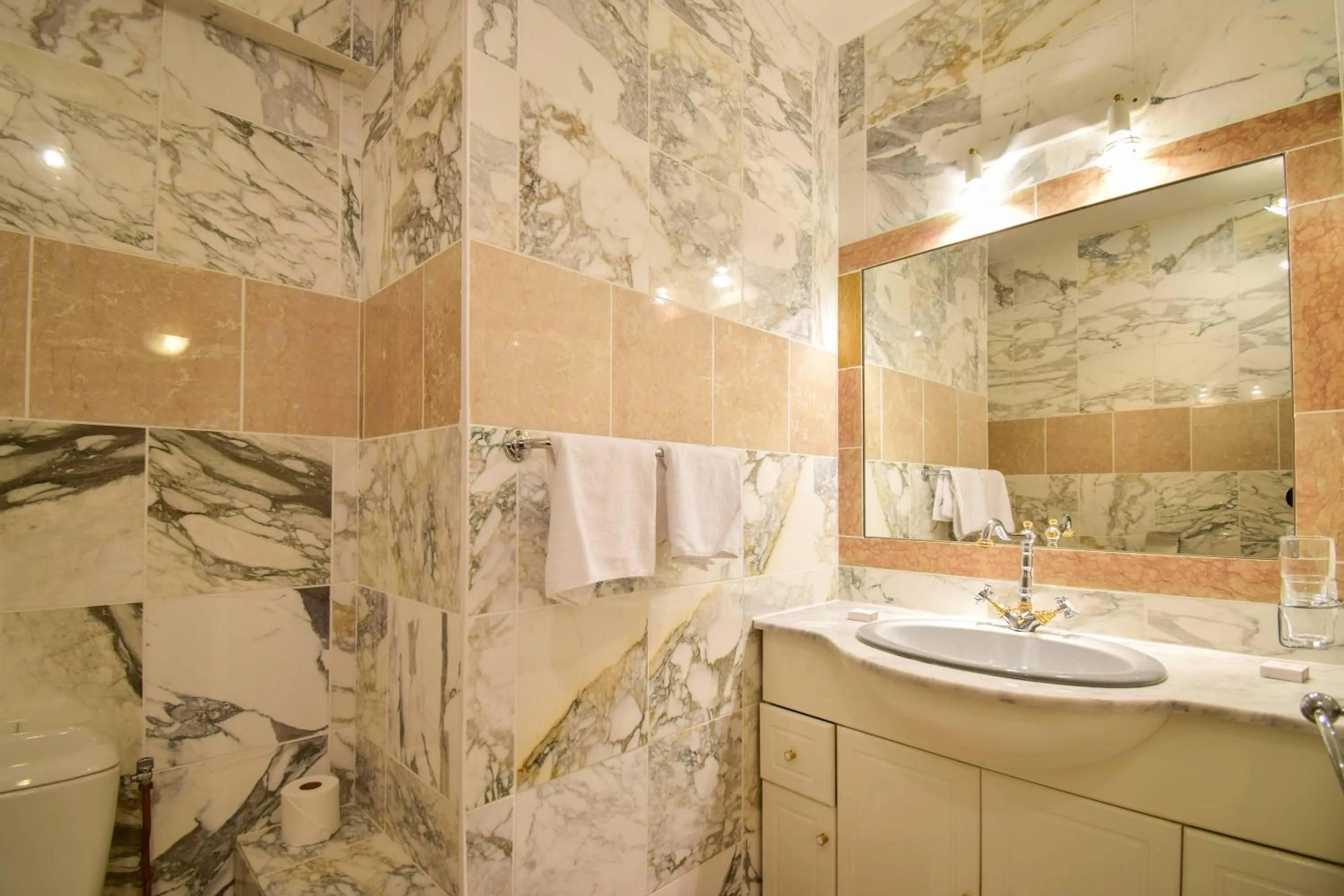 Bathroom in Hôtel-Restaurant Le Lac