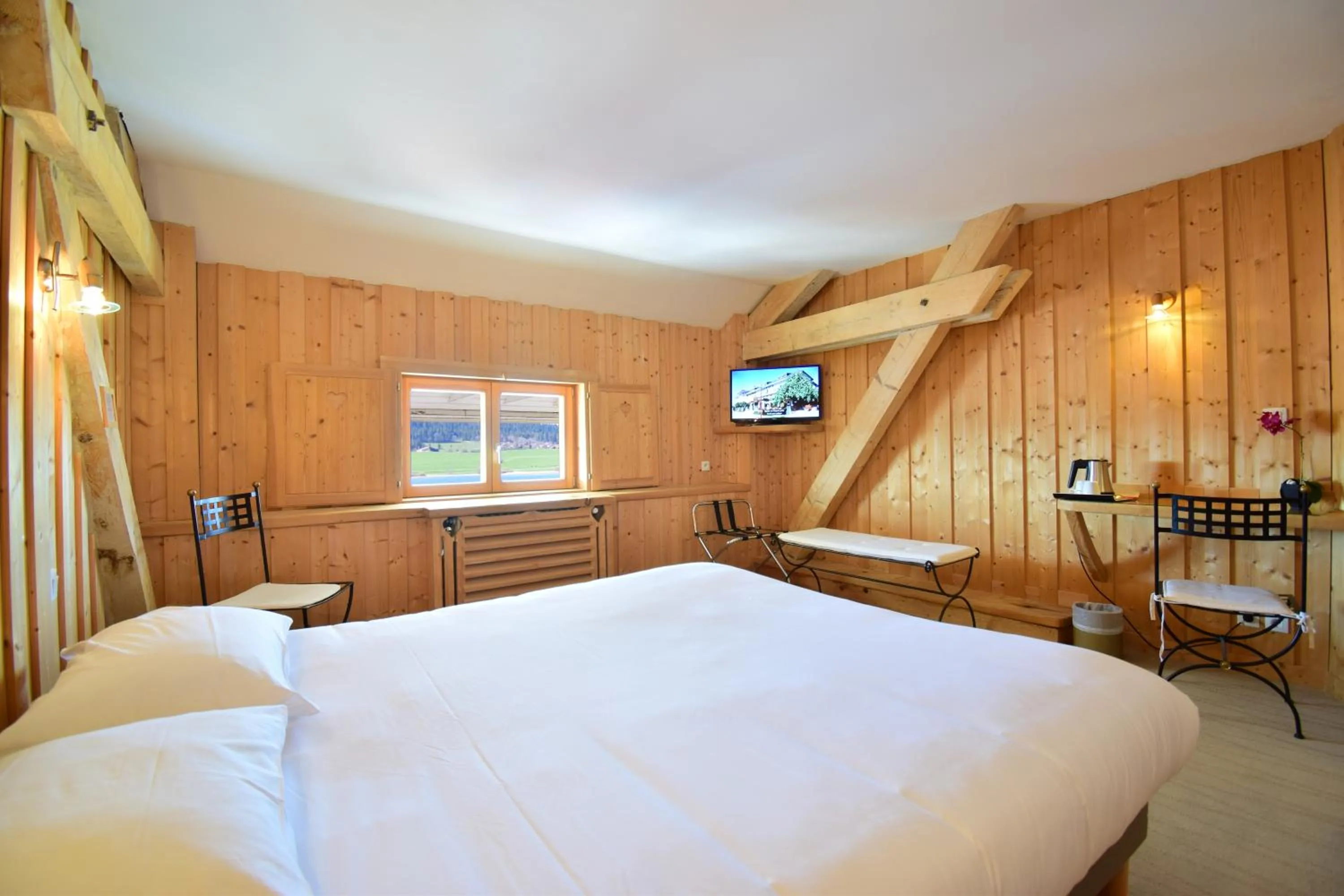 Photo of the whole room, Bed in Hôtel-Restaurant Le Lac