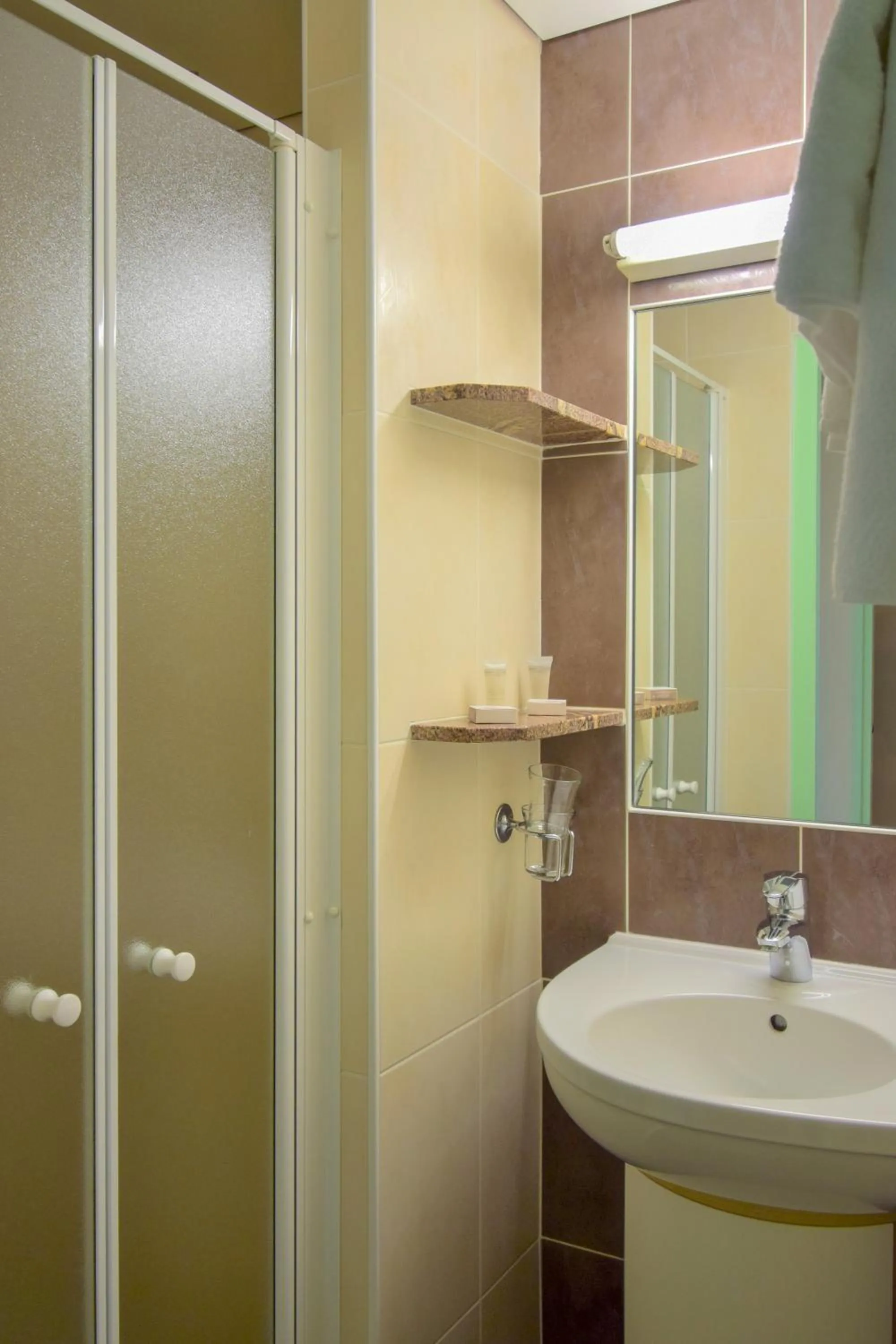 Shower in Hôtel-Restaurant Le Lac