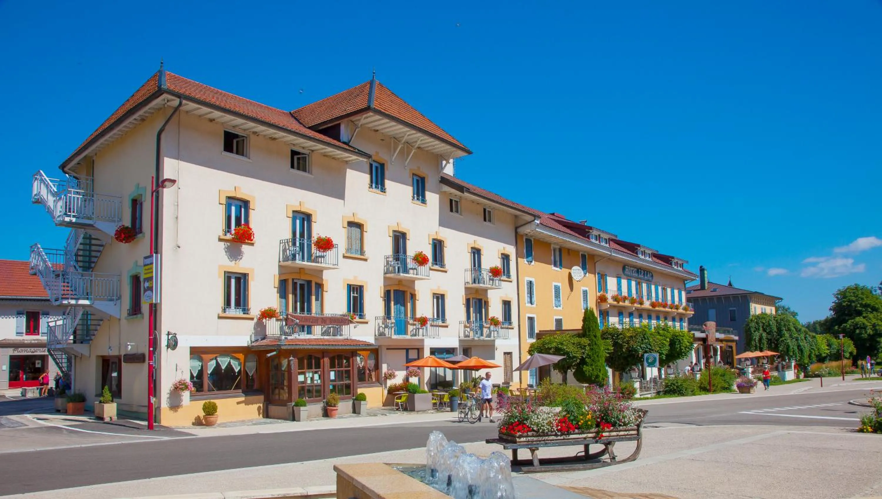 Property building in Hôtel-Restaurant Le Lac