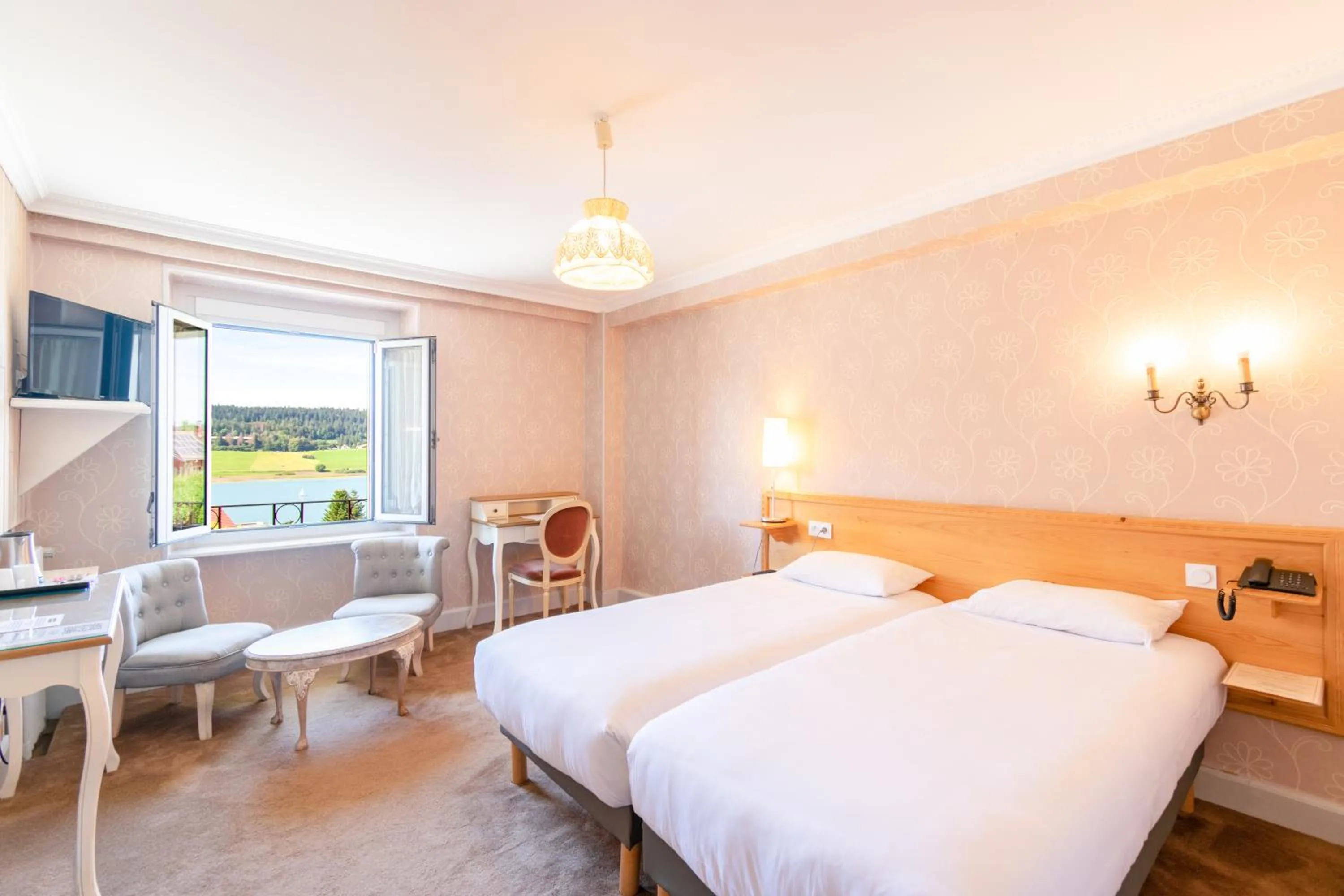 Bedroom, Bed in Hôtel-Restaurant Le Lac