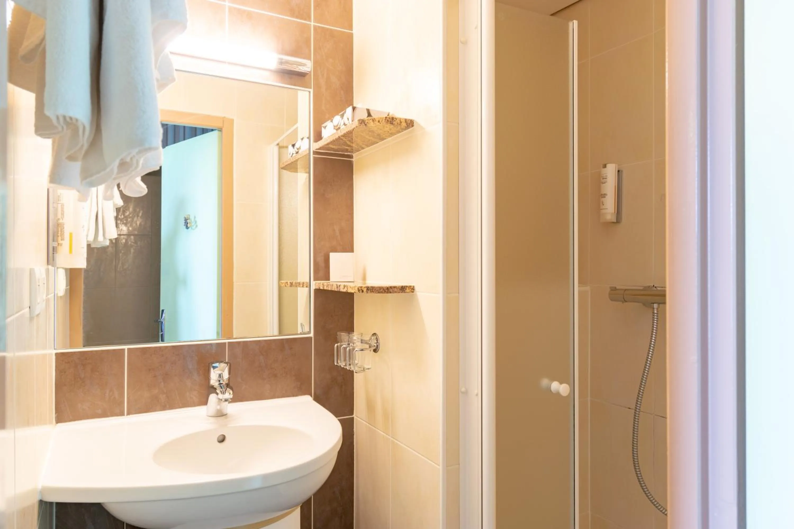 Shower in Hôtel-Restaurant Le Lac