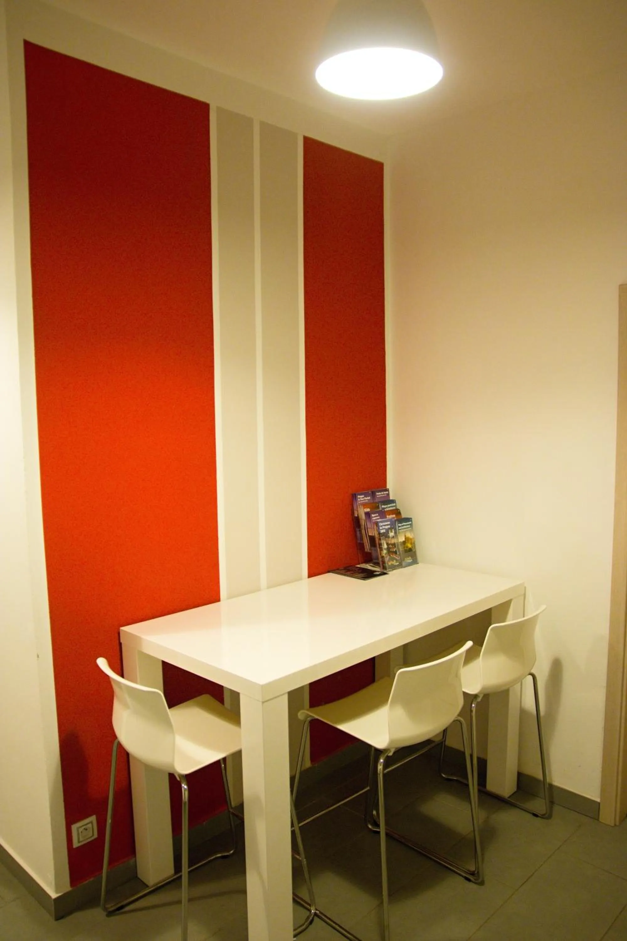 Dining area in Budget Apartment