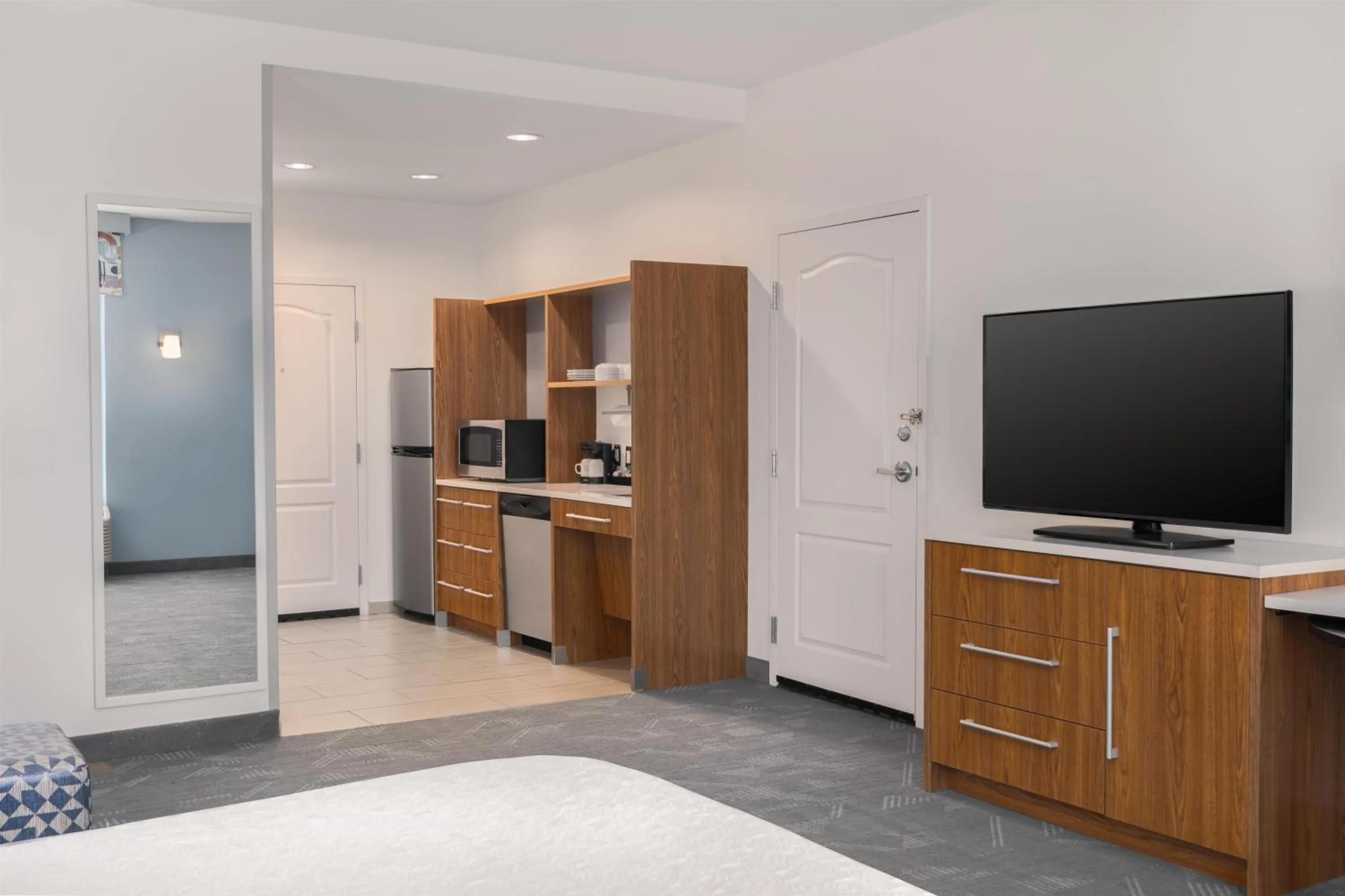 Kitchen or kitchenette, Bed in Home2 Suites by Hilton Biloxi/North/D'Iberville