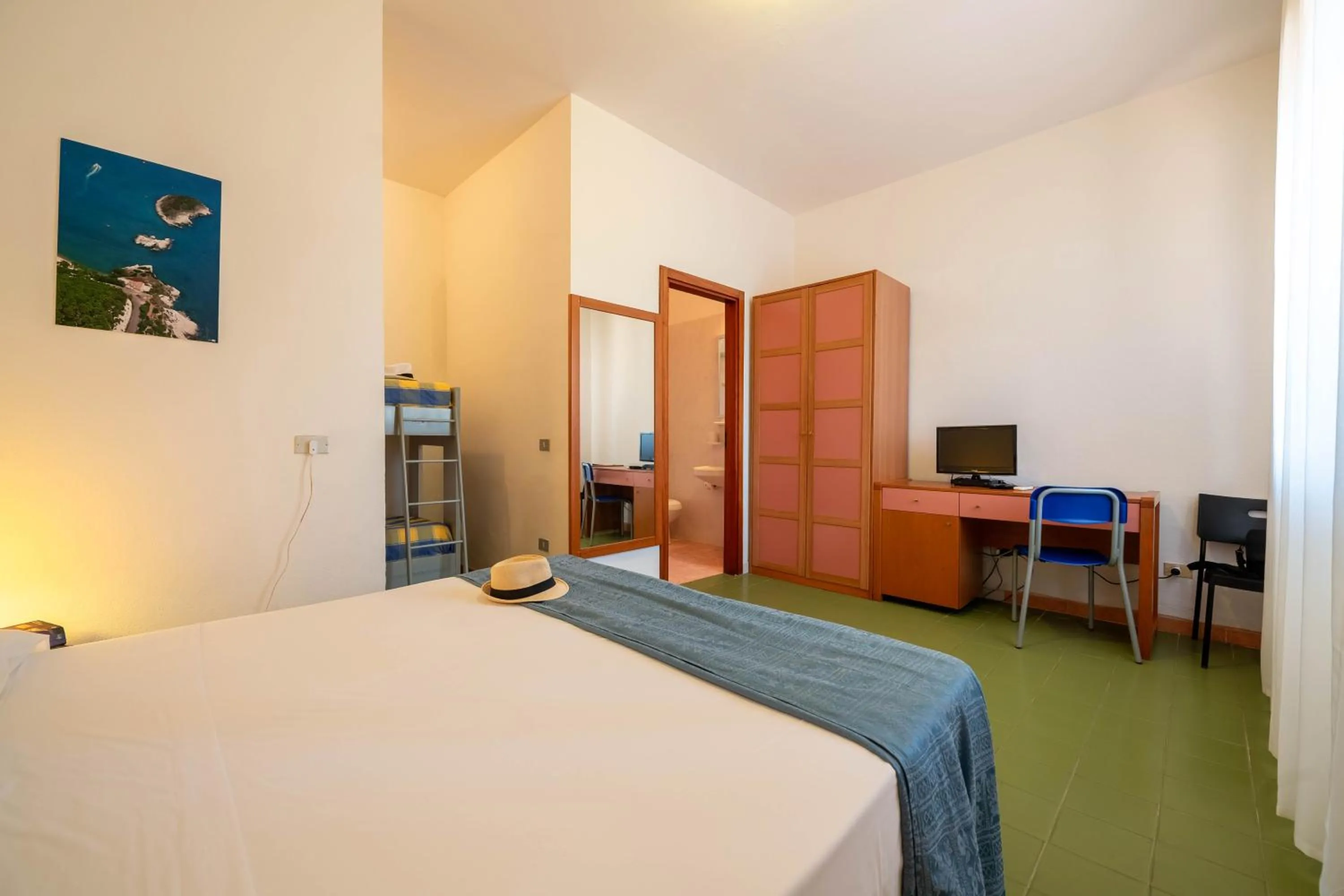 Bedroom, Bed in Hotel Mira