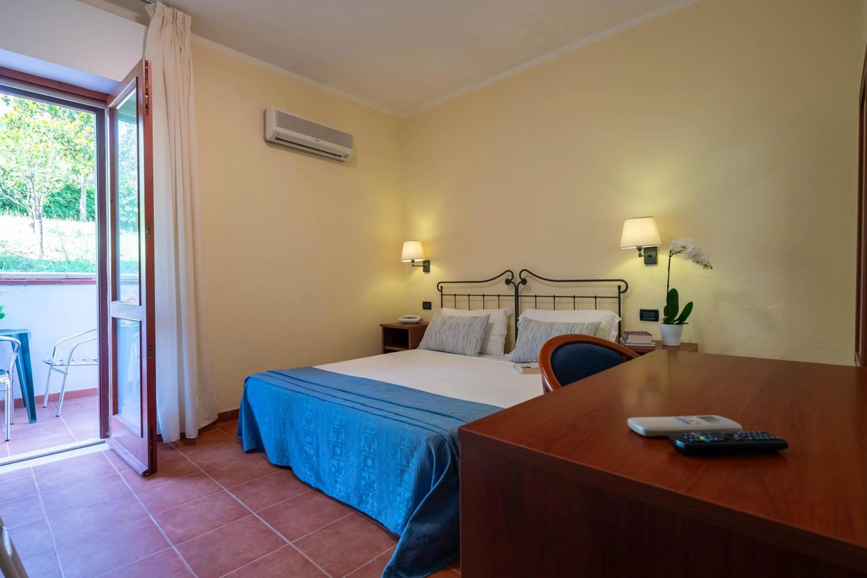 Photo of the whole room, Bed in Hotel Mira