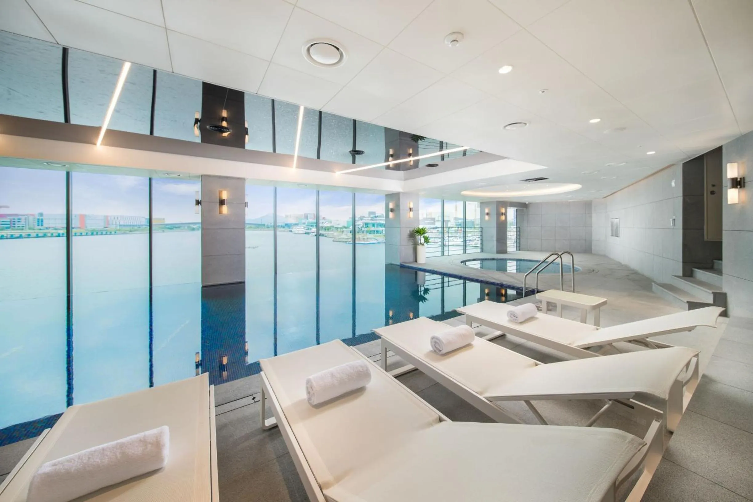 Swimming pool in Hotel Marinabay Seoul