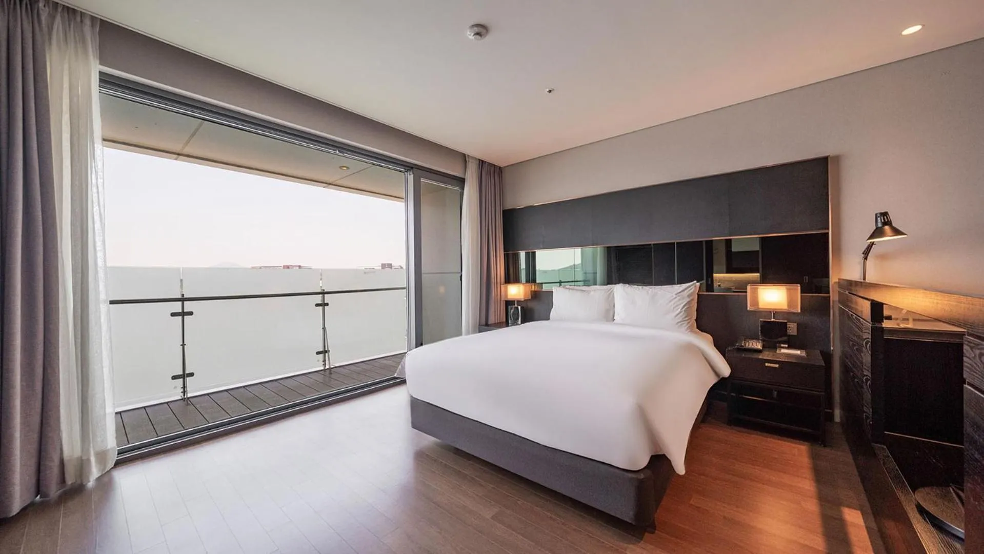 Bed in Hotel Marinabay Seoul