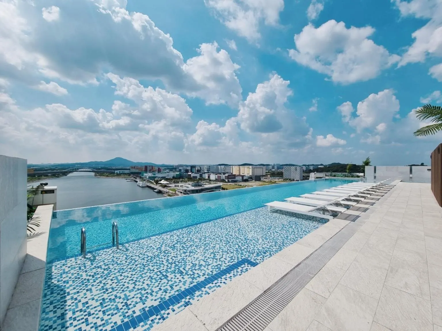 Pool view in Hotel Marinabay Seoul