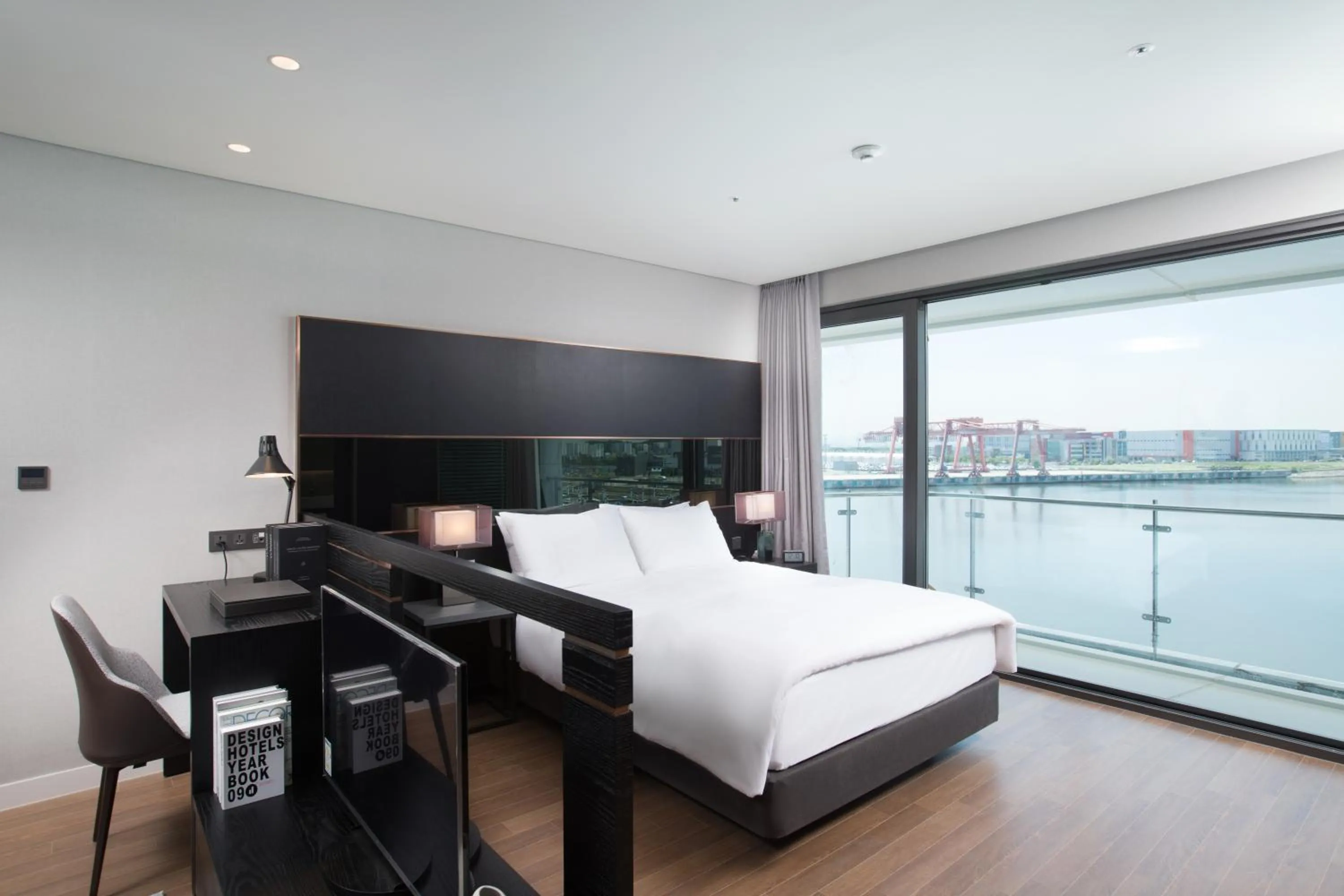 Photo of the whole room, Bed in Hotel Marinabay Seoul