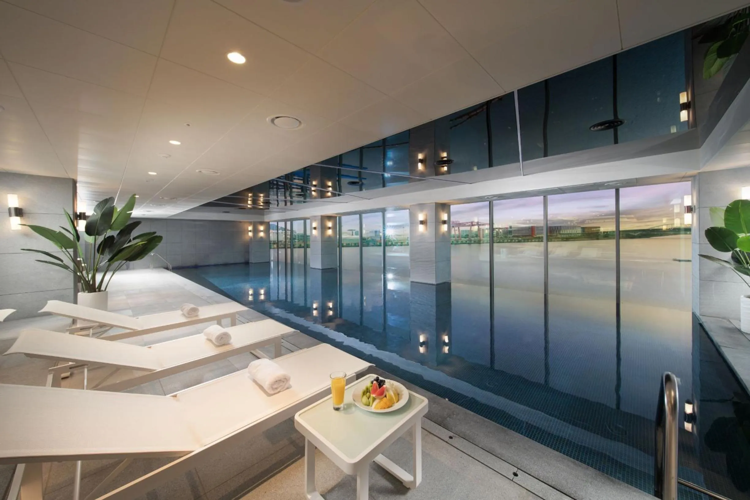 Swimming pool in Hotel Marinabay Seoul