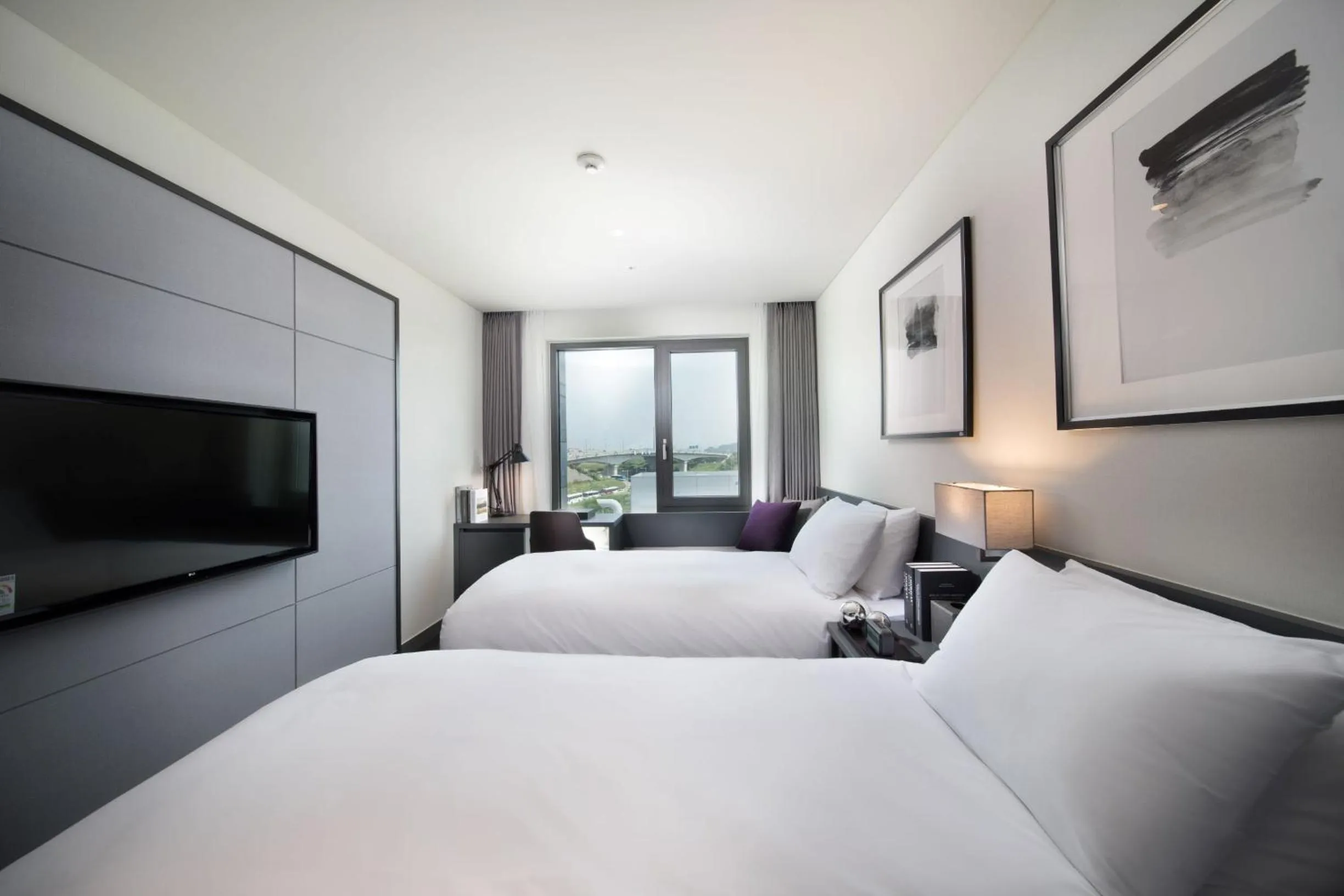 Photo of the whole room, Bed in Hotel Marinabay Seoul