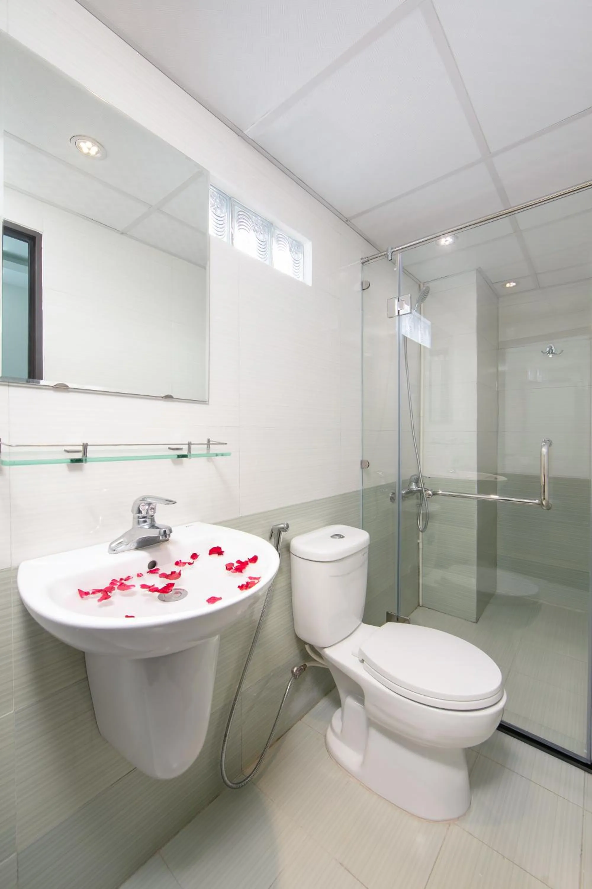 Toilet in Hanoi Golden Hotel