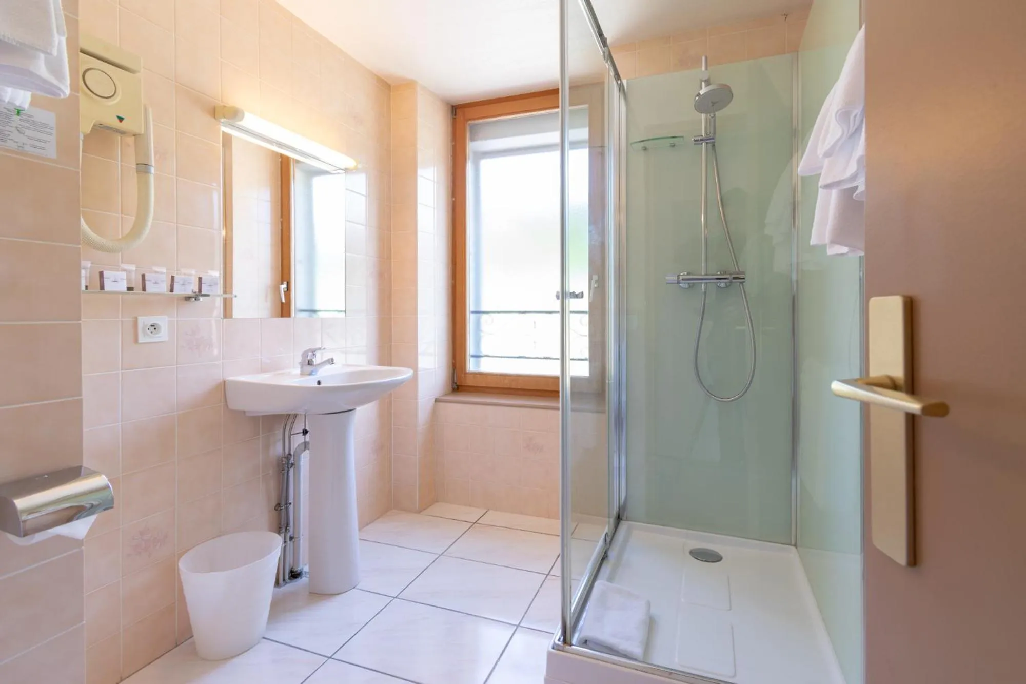 Shower in Hôtel Beau Site