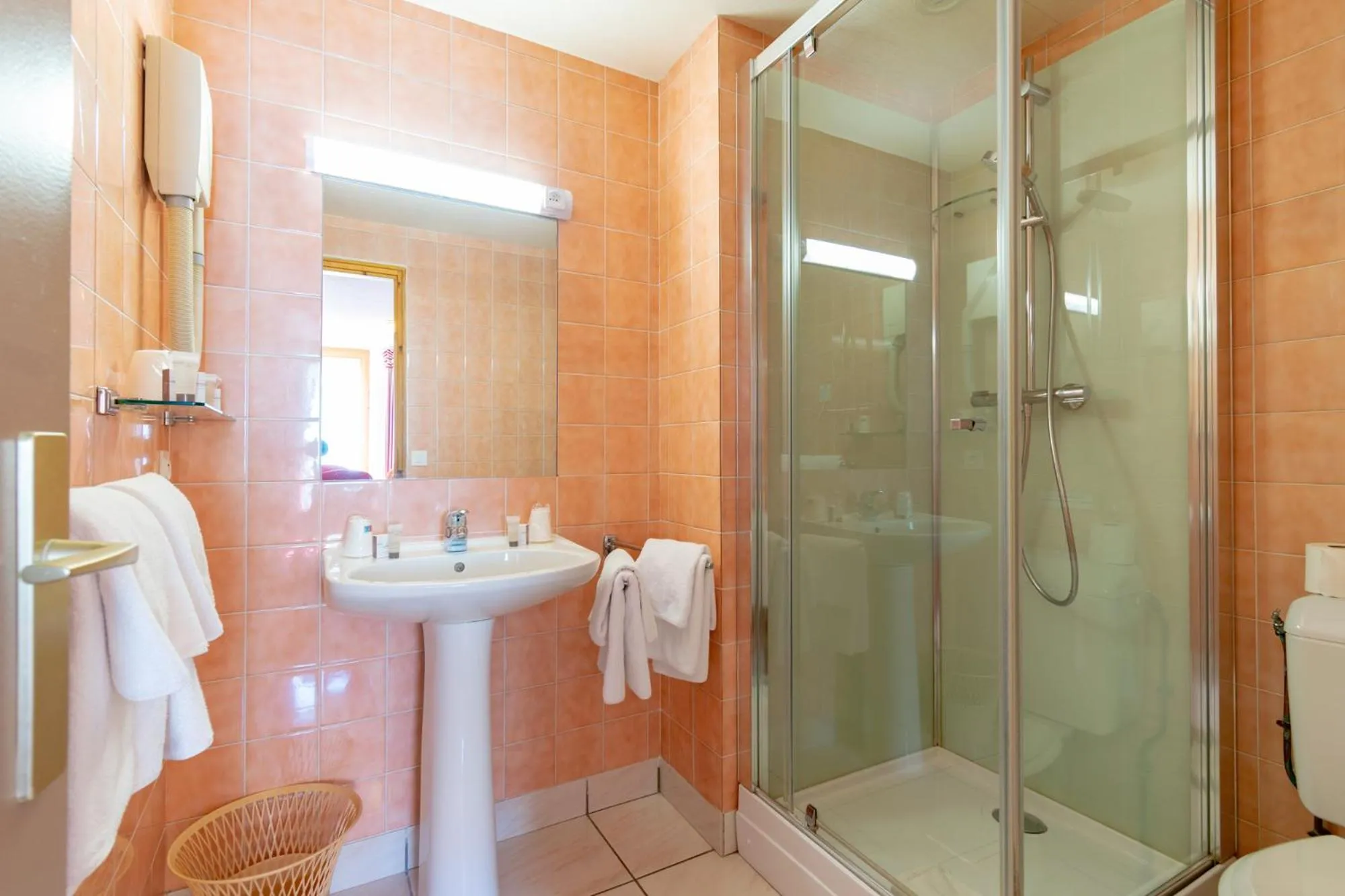 Shower in Hôtel Beau Site