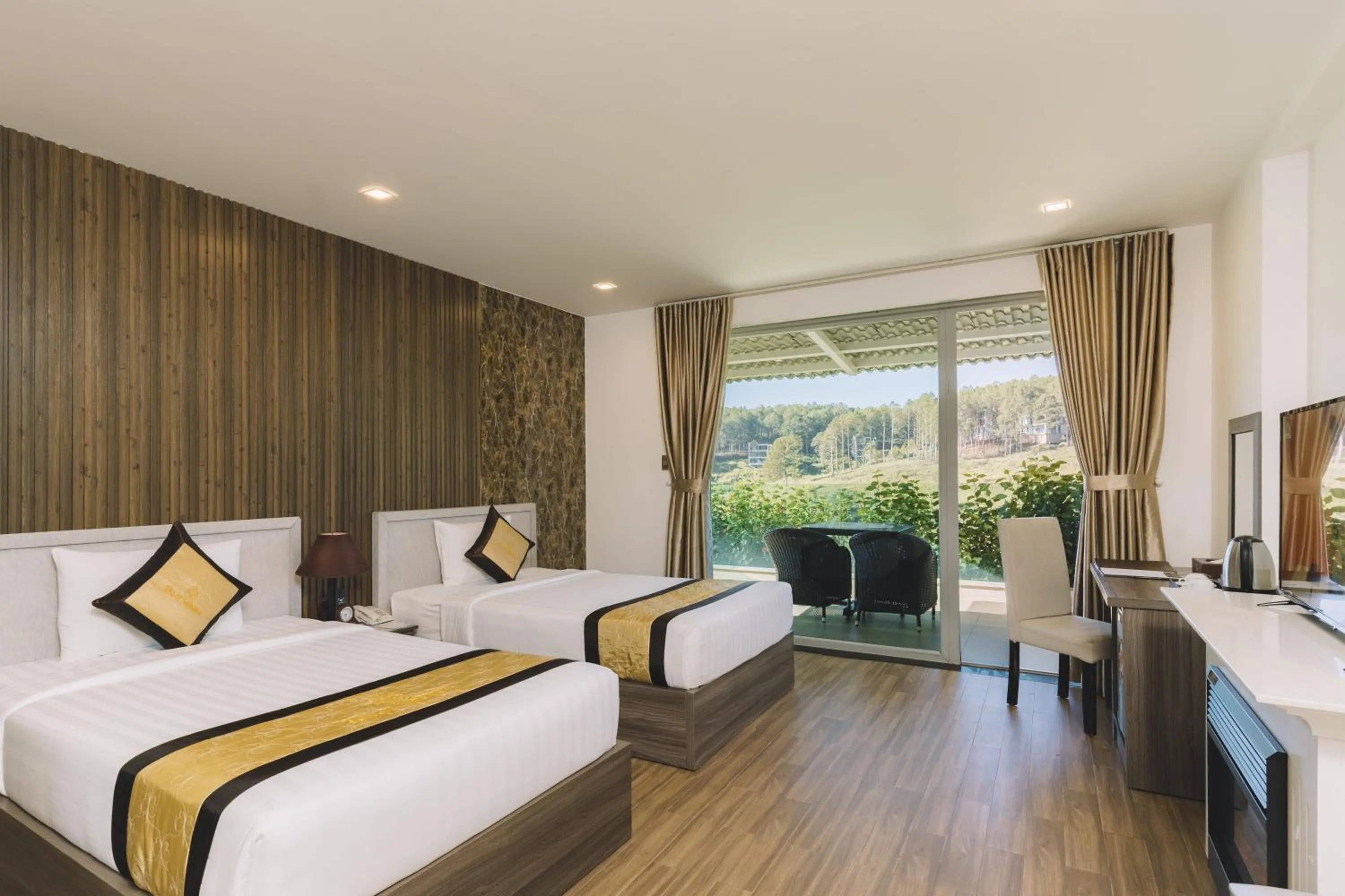 Deluxe Twin Room in Dalat Wonder Resort