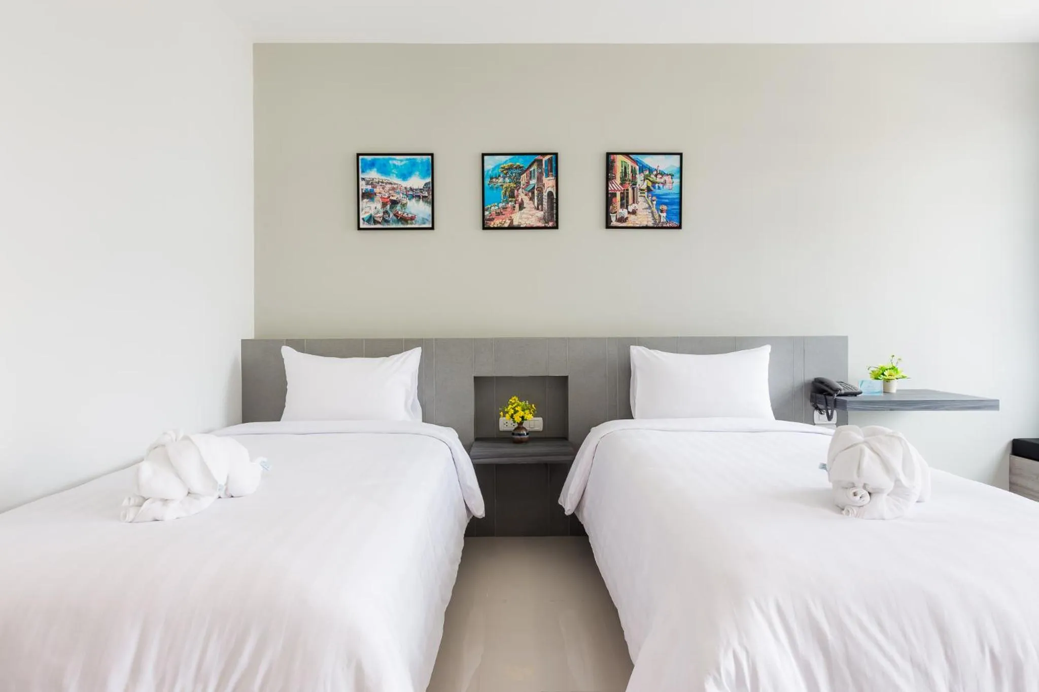 Bedroom, Bed in Evergreen Suite Hotel