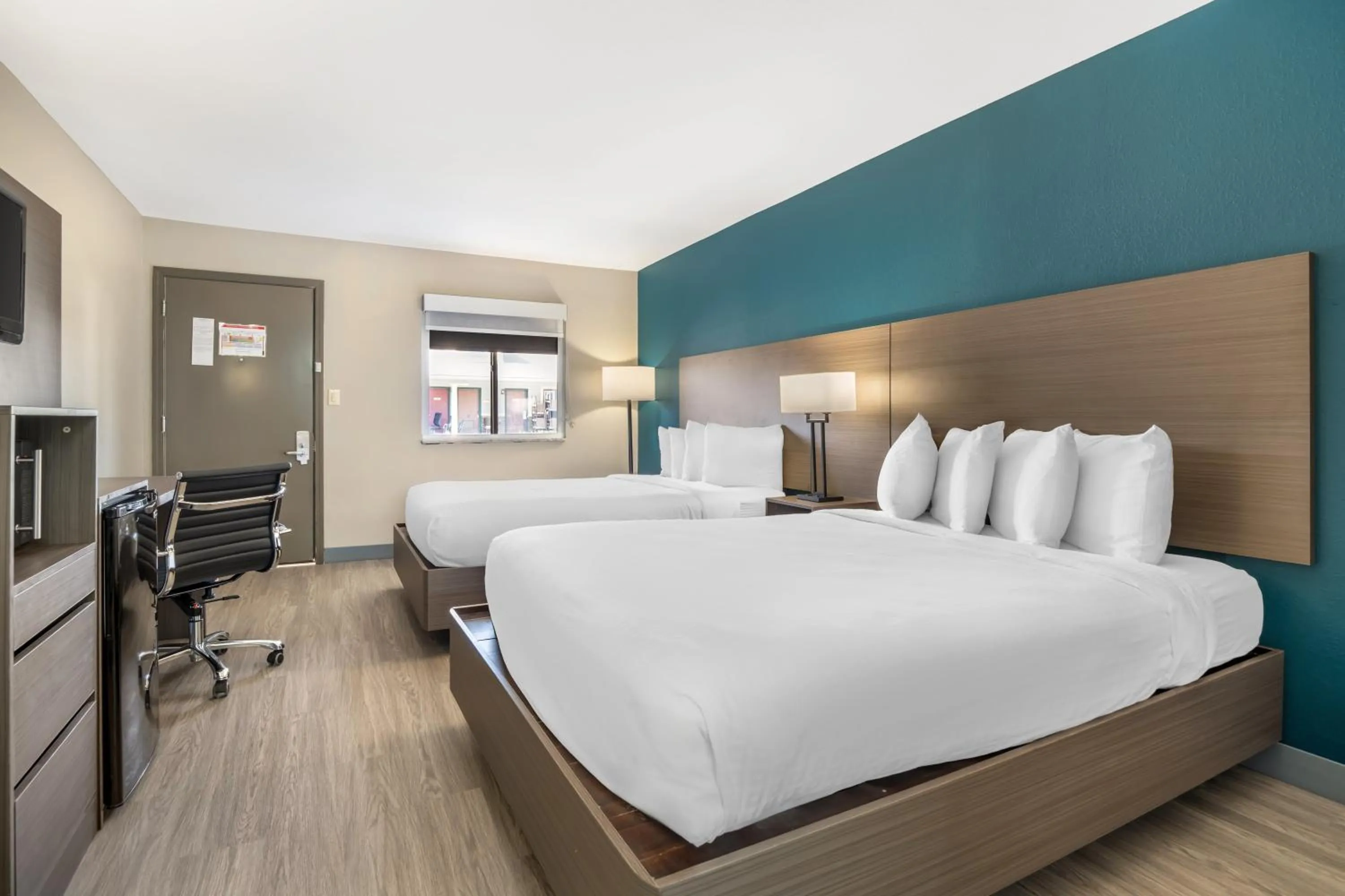 Photo of the whole room, Bed in Best Western Green Tree Inn