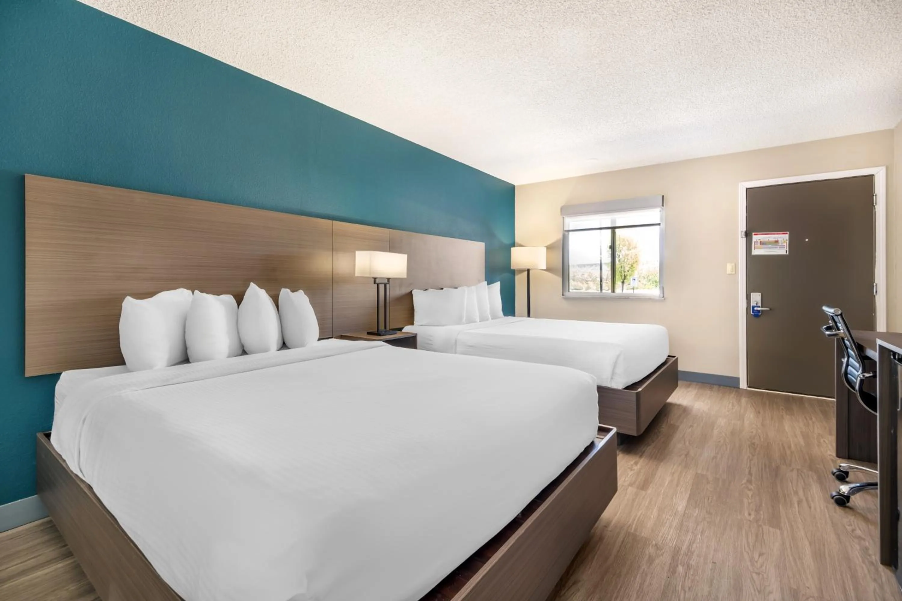 Photo of the whole room, Bed in Best Western Green Tree Inn