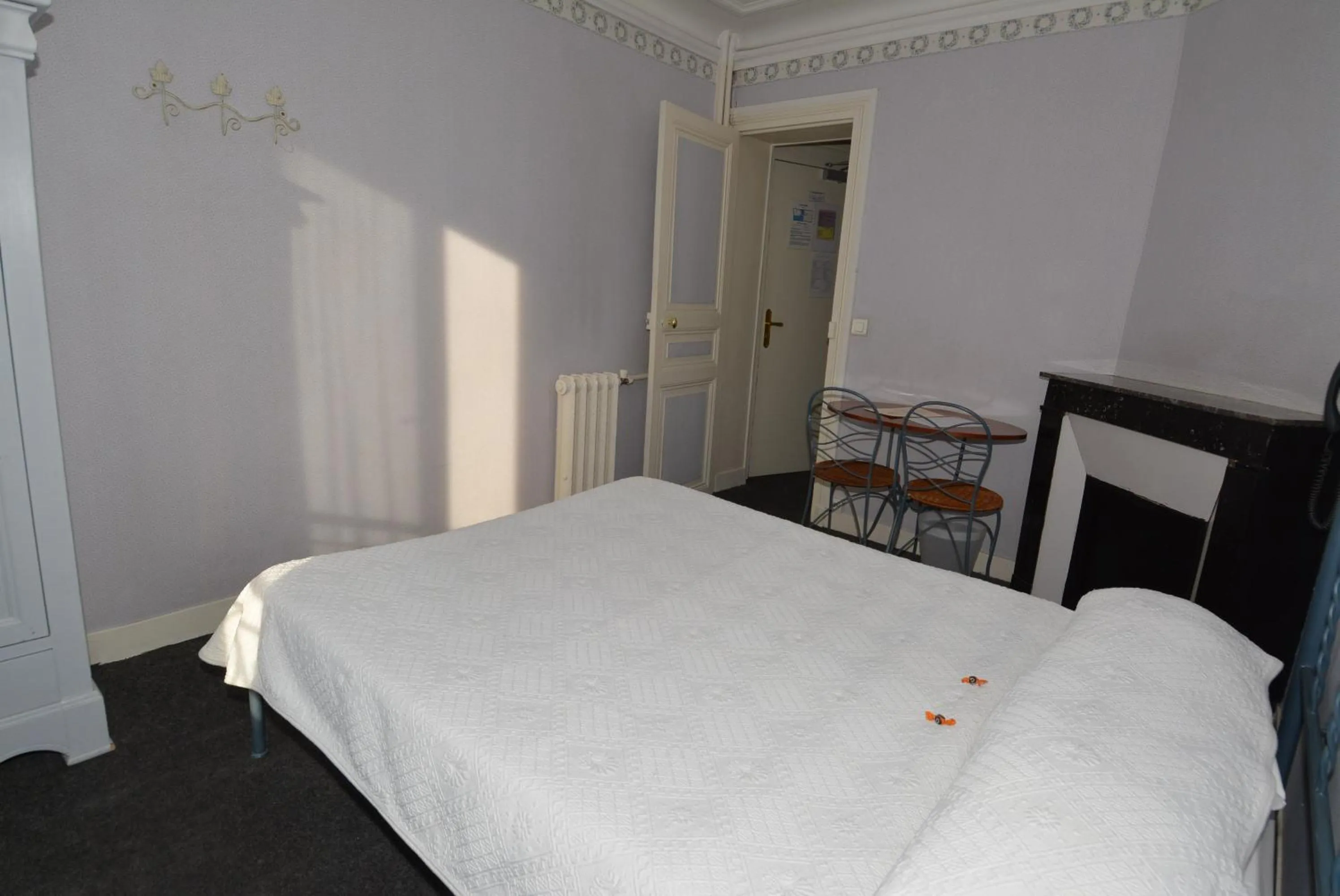 Photo of the whole room, Bed in Port Royal Hotel