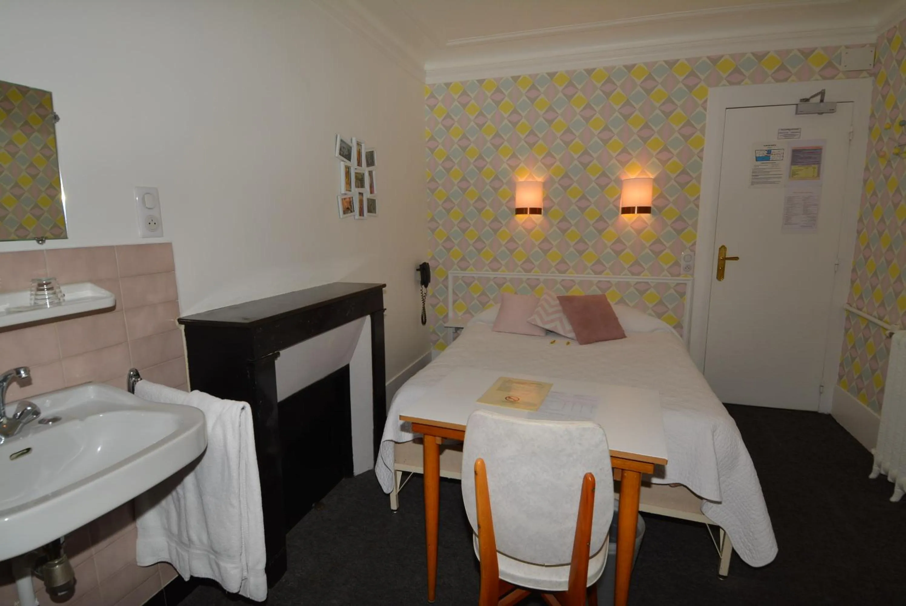 Bedroom, Bed in Port Royal Hotel