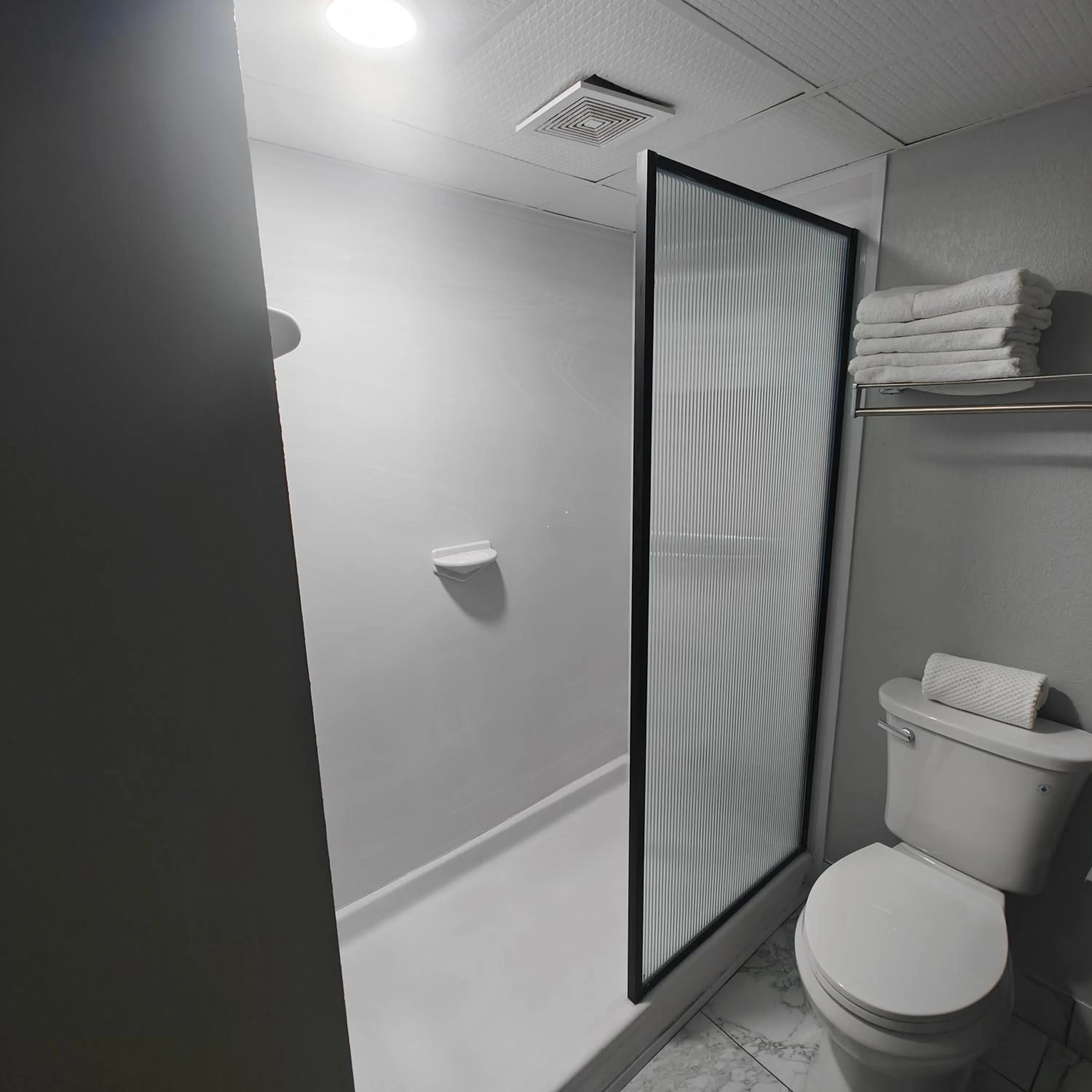 Mountain Vista Inn & Suites - Walking Distance to the Island