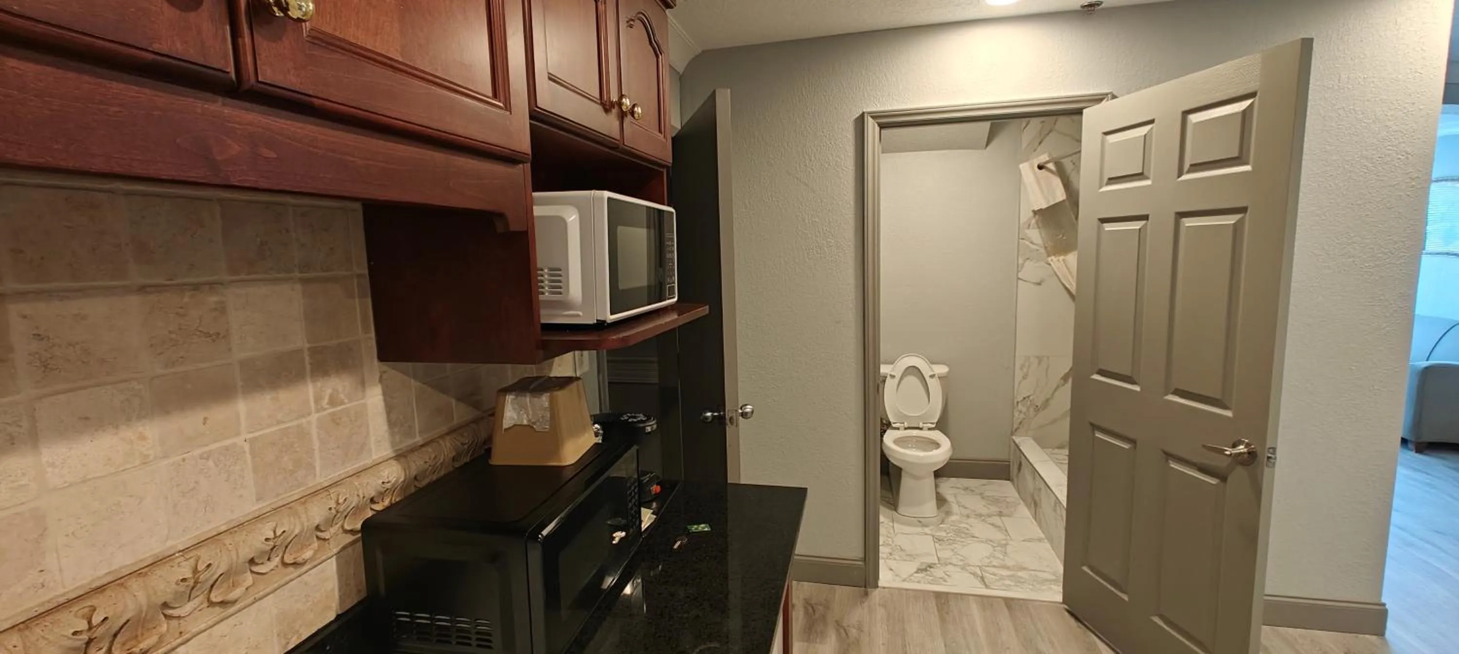 Mountain Vista Inn & Suites - Walking Distance to the Island