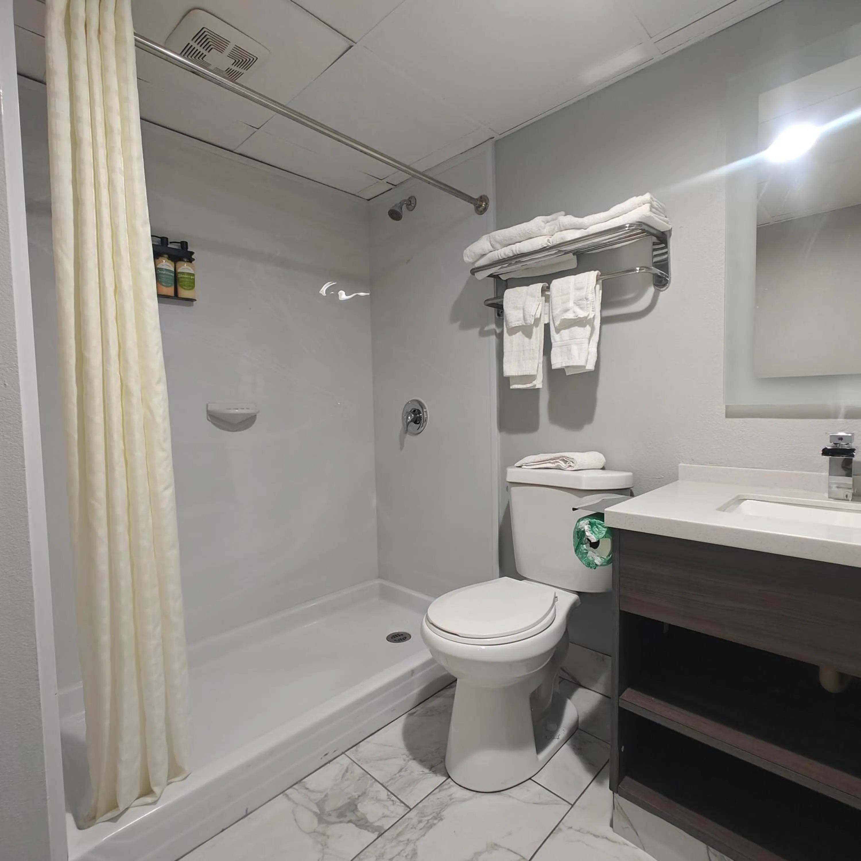 Property building in Mountain Vista Inn & Suites - Walking Distance to the Island